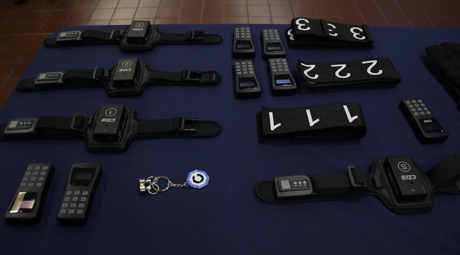 El ministro de Seguridad de Córdoba probó una descarga del guante eléctrico de la Policía y quedó de rodillas