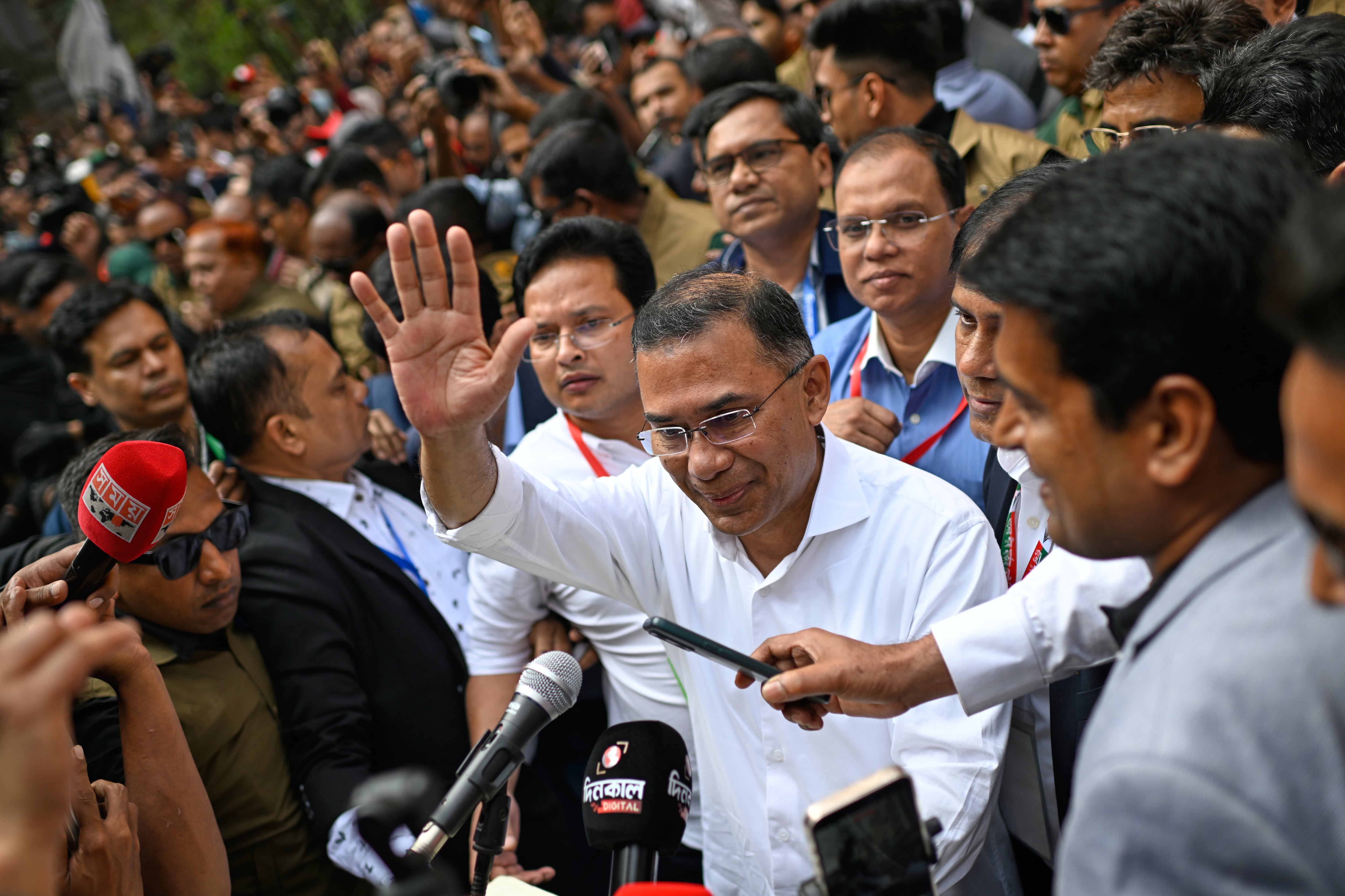 El líder del Partido Nacionalista de Bangladesh, Tarique Rahman, saluda tras votar en las elecciones generales, en Daca, Bangladesh, el 12 de febrero de 2026 (AP Foto/Mahmud Hossain Opu)