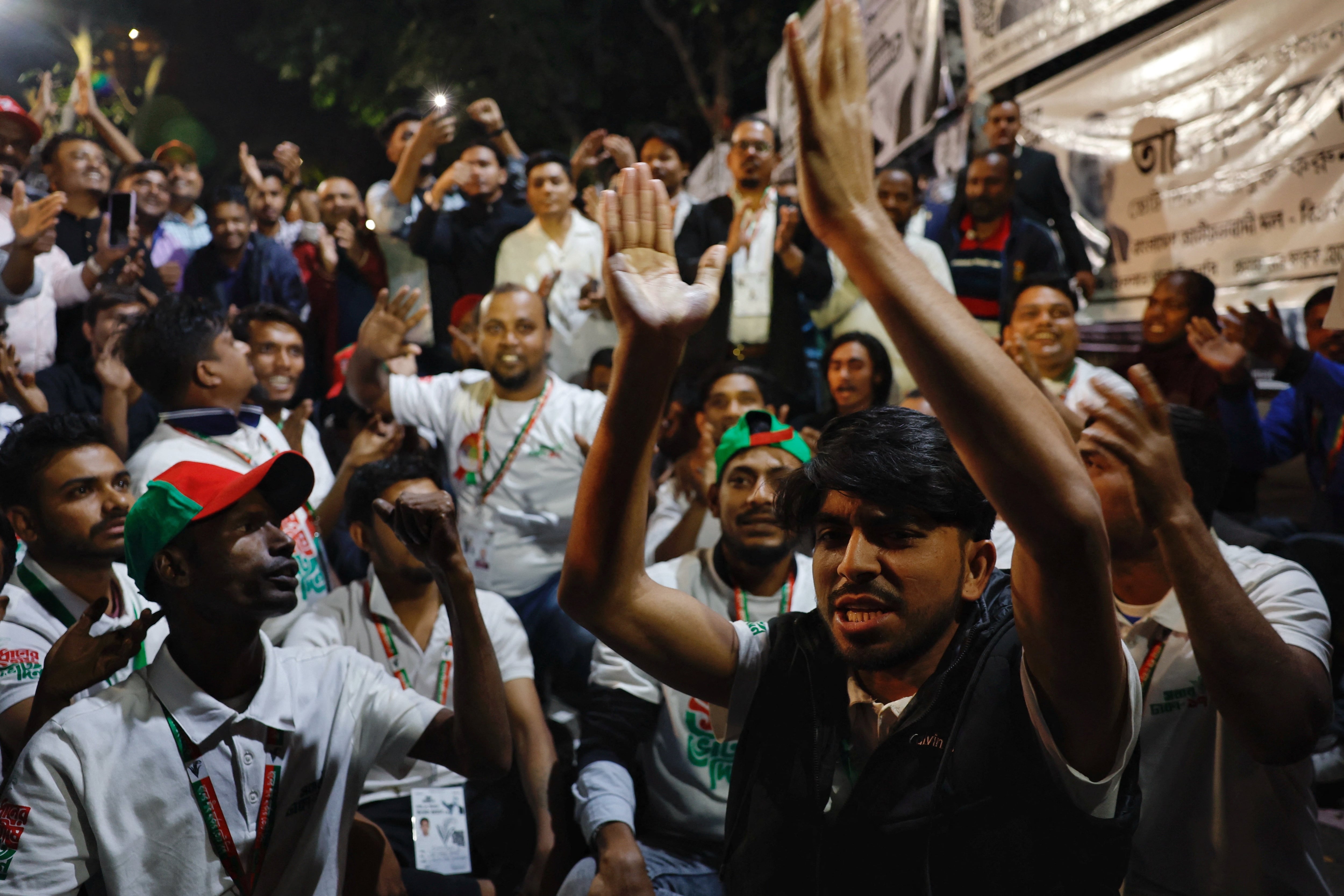 Partidarios del Partido Nacionalista de Bangladesh (BNP) corean consignas mientras celebran la noticia no oficial de la victoria de Tarique Rahman (REUTERS/Mohammad Ponir Hossain)