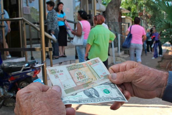 El peso cubano cae en el mercado informal hasta los 500 por dólar: se trata de un mínimo histórico