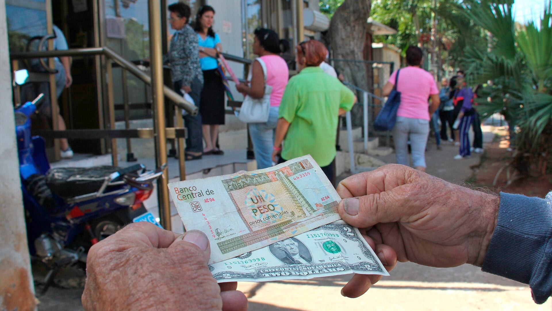 El peso cubano cae en el mercado informal hasta los 500 por dólar: se trata de un mínimo histórico
