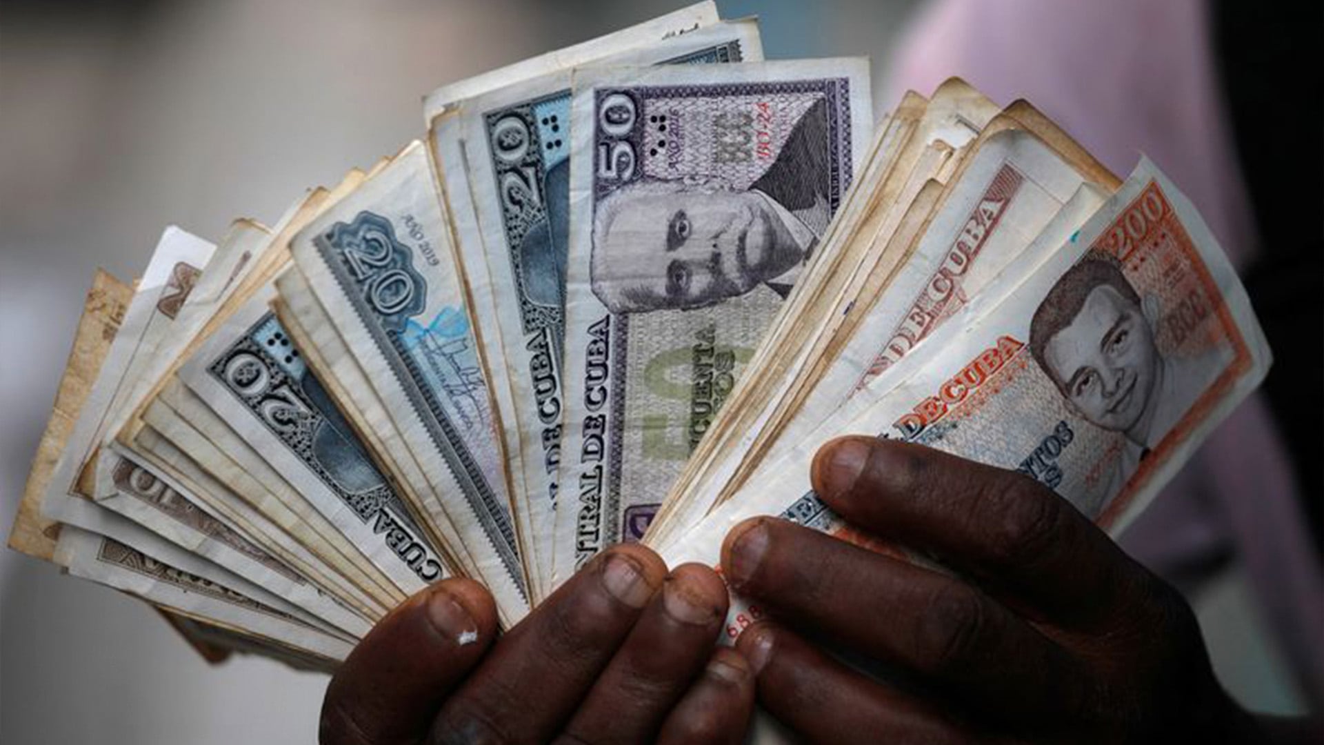 Un vendedor ambulante muestra pesos cubanos en el centro de La Habana (REUTERS/Alexandre Meneghini/Archivo)