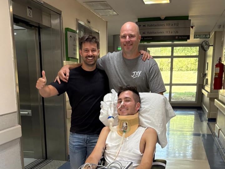 Junto a otros seres queridos que también lo visitaron (@juanxyacopini)