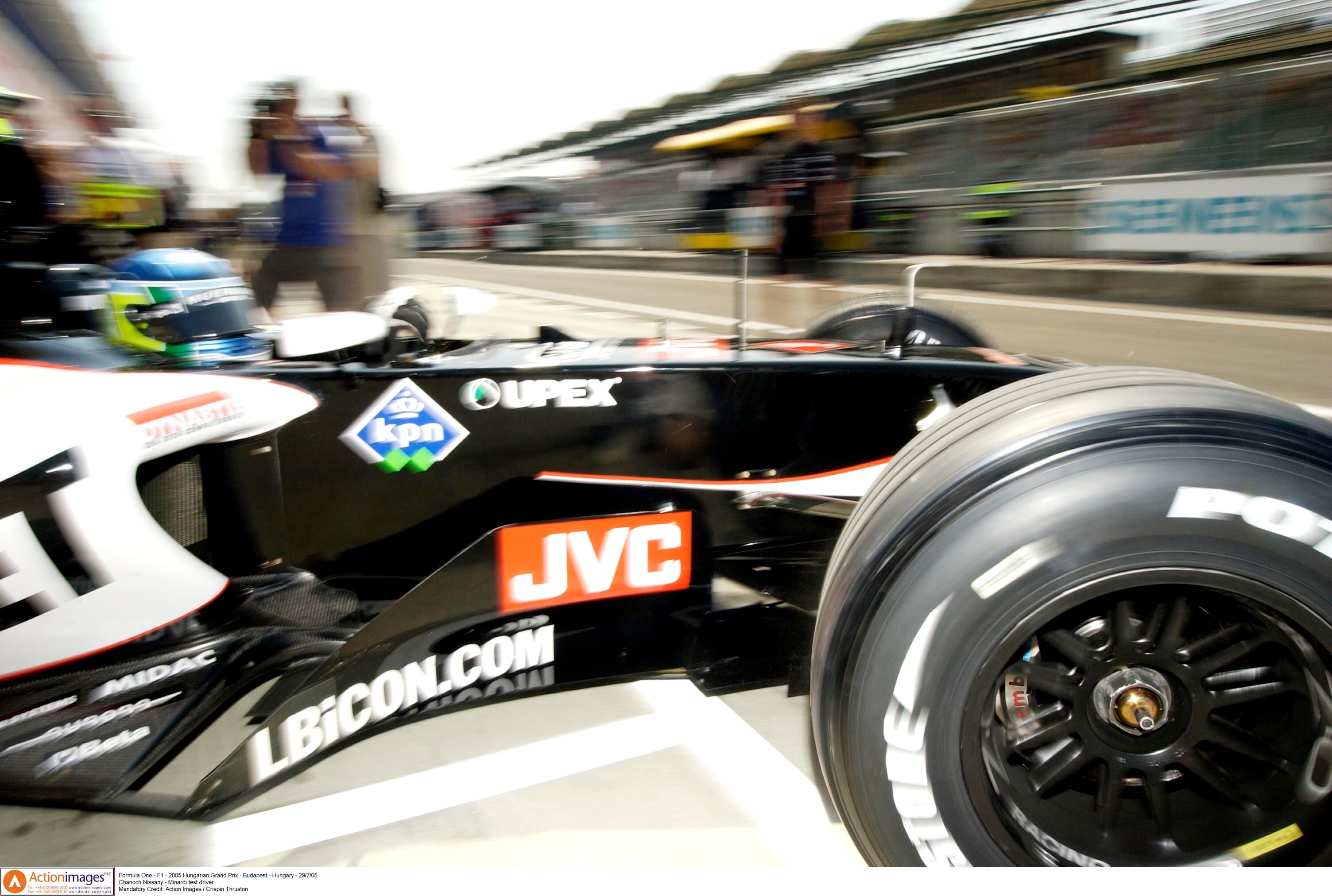 Saliendo a pista en el Hungaroring el 29/7/2005, el día que festejó sus 42 años y se midió contra todos los pilotos de F1 (Action Images / Crispin Thruston)