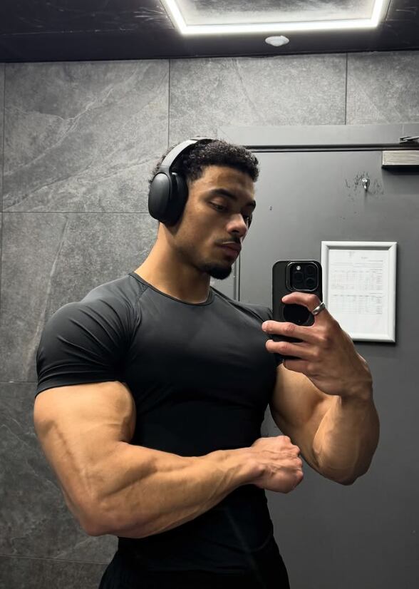 Gruszka se convirtió en referente internacional por mostrar avances constantes en fuerza y apariencia sin sacrificar ninguno de los dos aspectos (@jeffrey.zka)