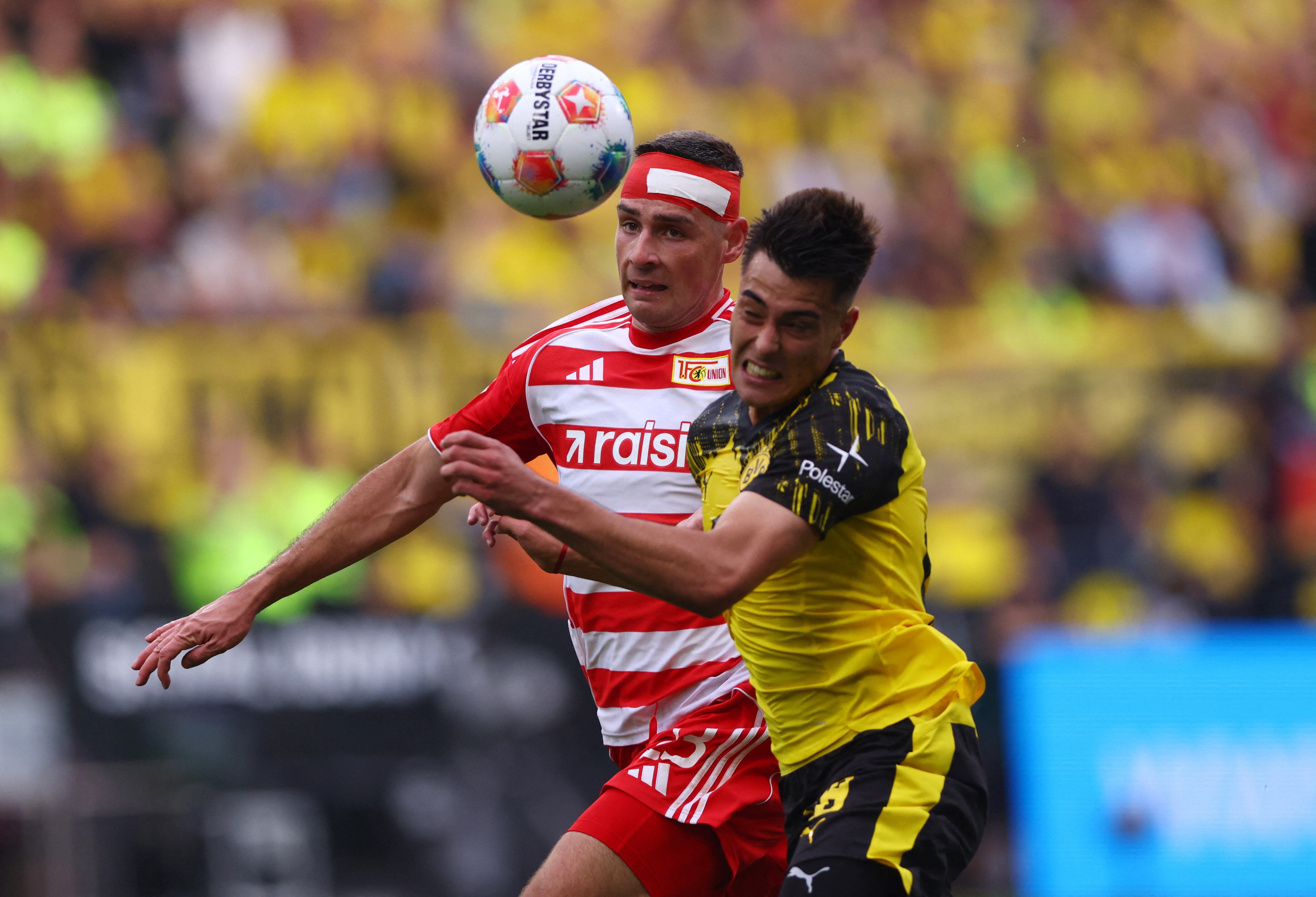 Anselmino tuvo un buen debut en el BVB, pero luego sufrió una lesión y esta semana reapareció como suplente (Foto: Reuters/Thilo Schmuelgen)