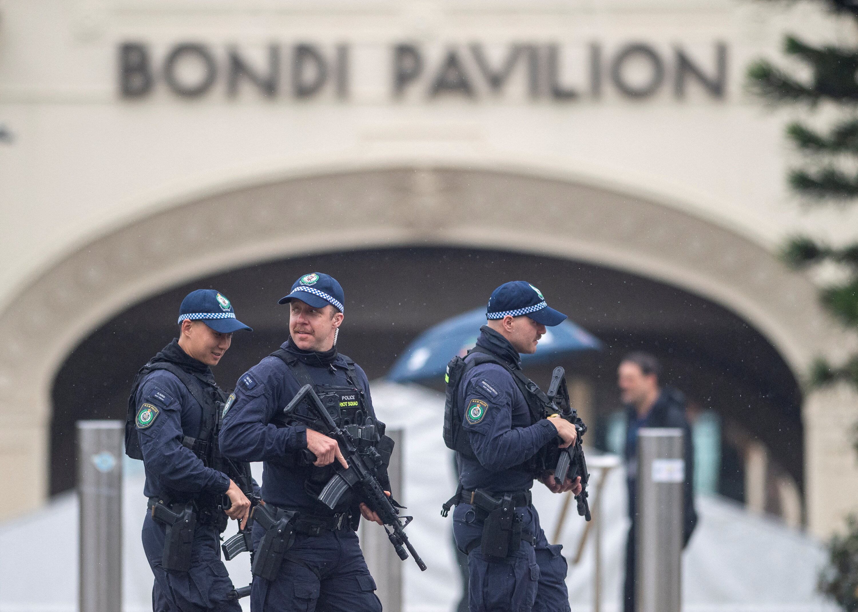 Patrulla policial frente al Bondi Pavilion durante una ceremonia de ofrenda floral a la que asistieron el presidente israelí Isaac Herzog y la primera dama de Israel Michal Herzog, en honor a las familias y víctimas de un tiroteo mortal durante una celebración judía de Hanukkah en Bondi Beach (REUTERS/Jeremy Piper)
