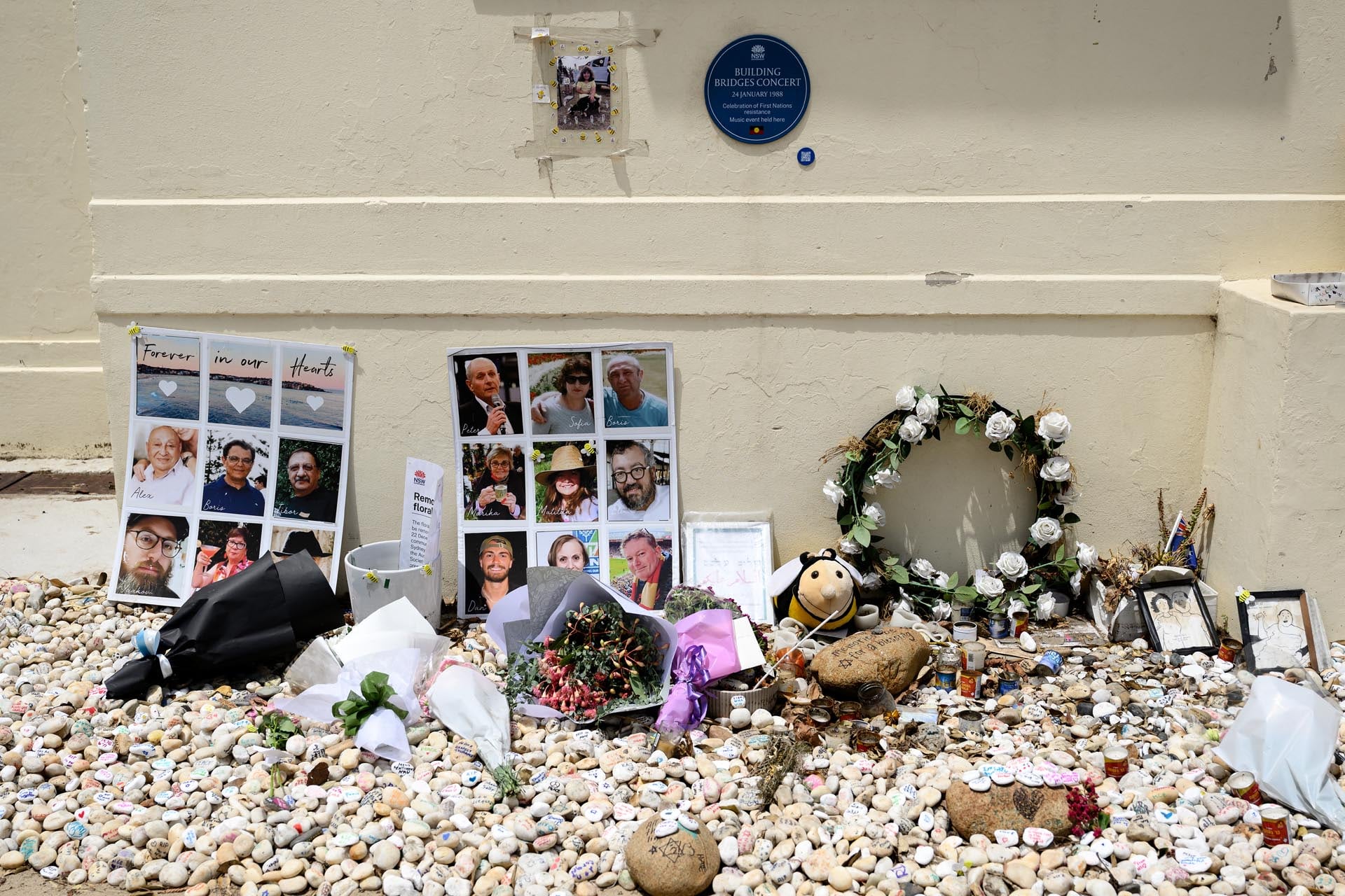 Flores y fotos se exhiben en memoria de las víctimas del tiroteo del 14 de diciembre en Bondi Beach (Steven Markham/AFP)