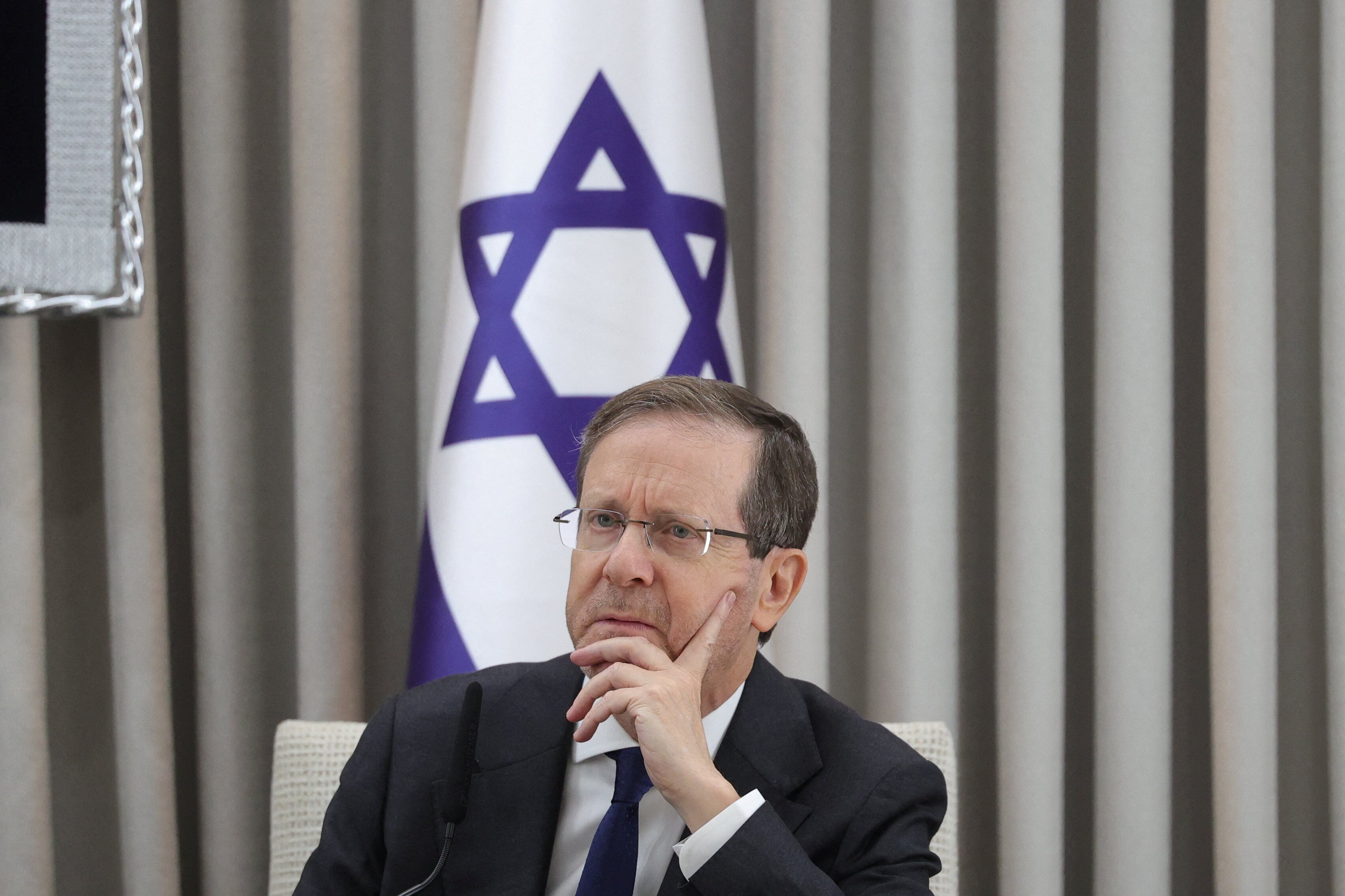 El presidente israelí, Isaac Herzog, observa durante una reunión con el canciller alemán, Friedrich Merz, en la residencia presidencial en Jerusalén, el 6 de diciembre de 2025 (Abir Sultan/REUTERS)