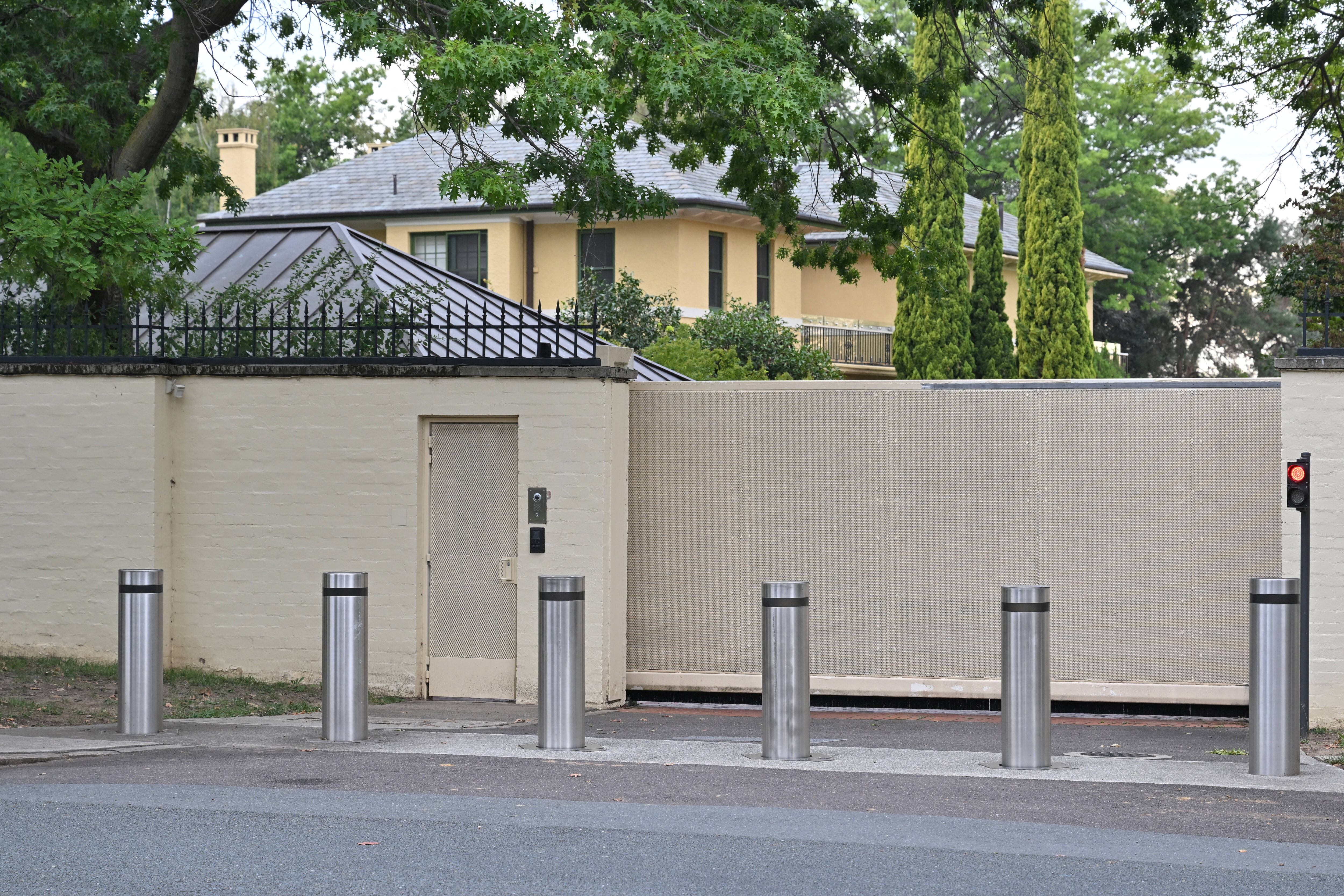 Bolardos en el exterior de 'The Lodge', la residencia oficial del Primer Ministro australiano en Canberra, Australia, el 25 de febrero de 2026. Mick Tsikas/AAP/vía REUTERS