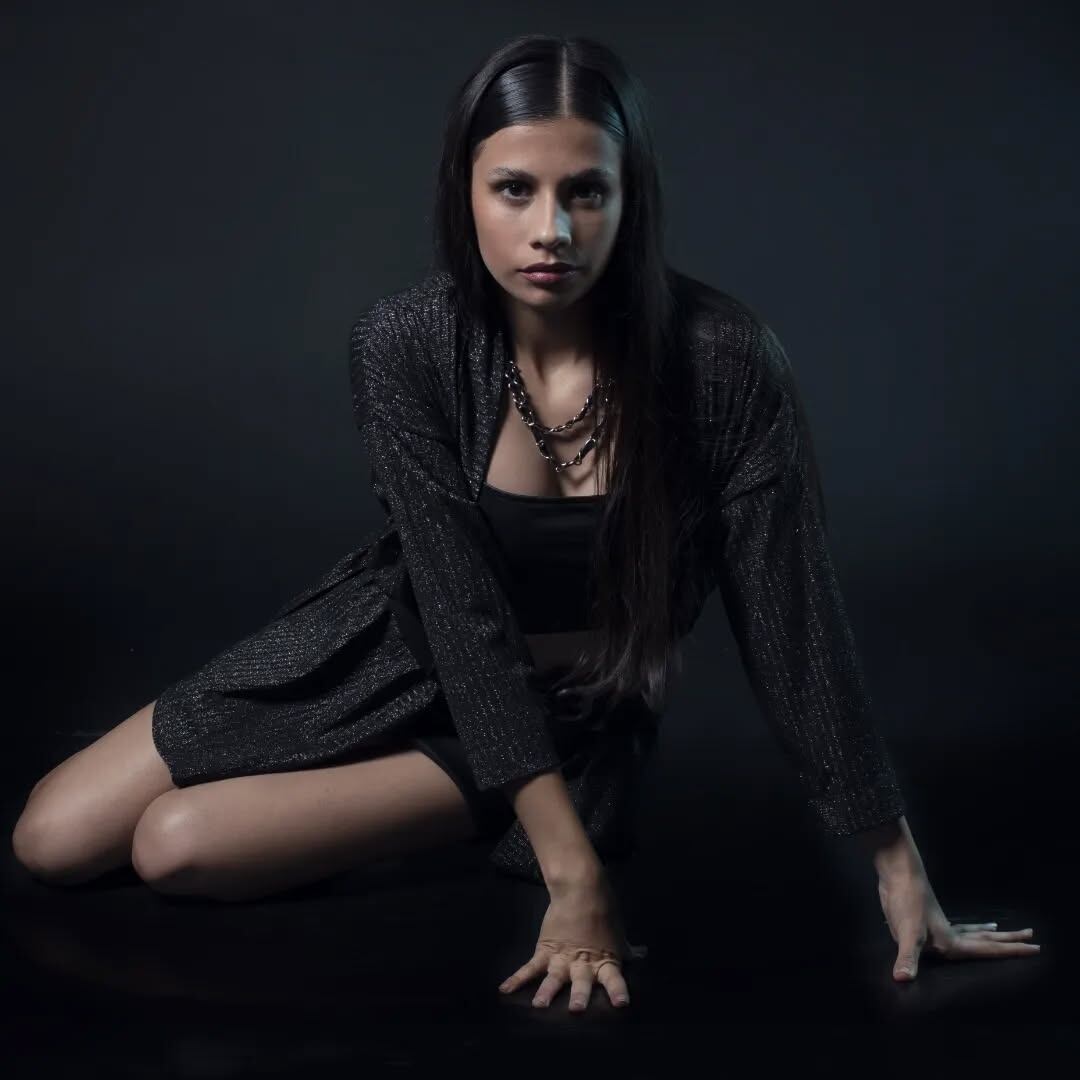 La actriz y modelo Delfina Pulen, conocida por su rol en 'En El Barro', posa con intensidad para una nueva sesión fotográfica.