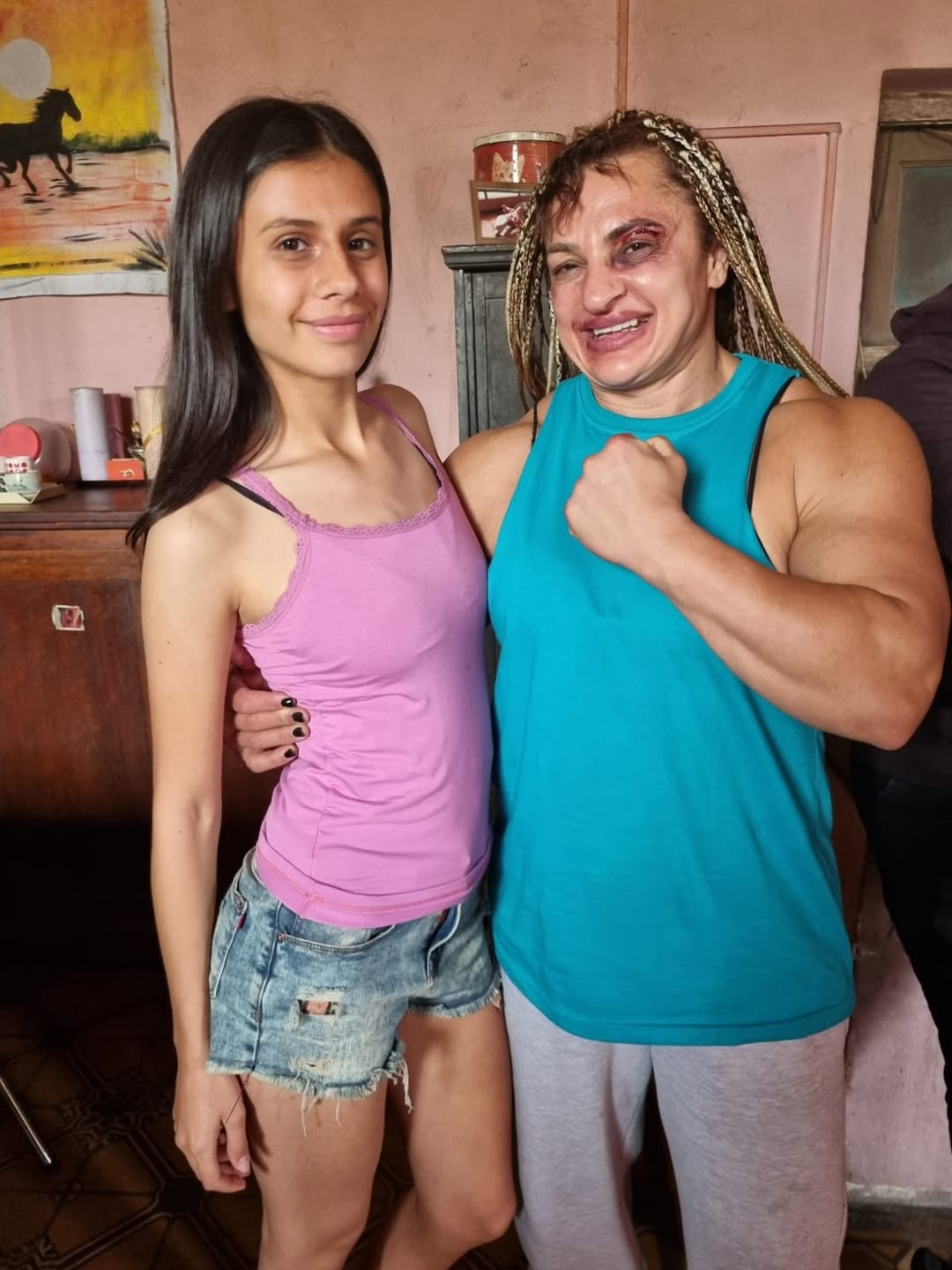 La actriz y modelo Delfina Pulen posa junto a La Locomotora Oliveras en el set de 'En El Barro', donde interpreta a su hija.