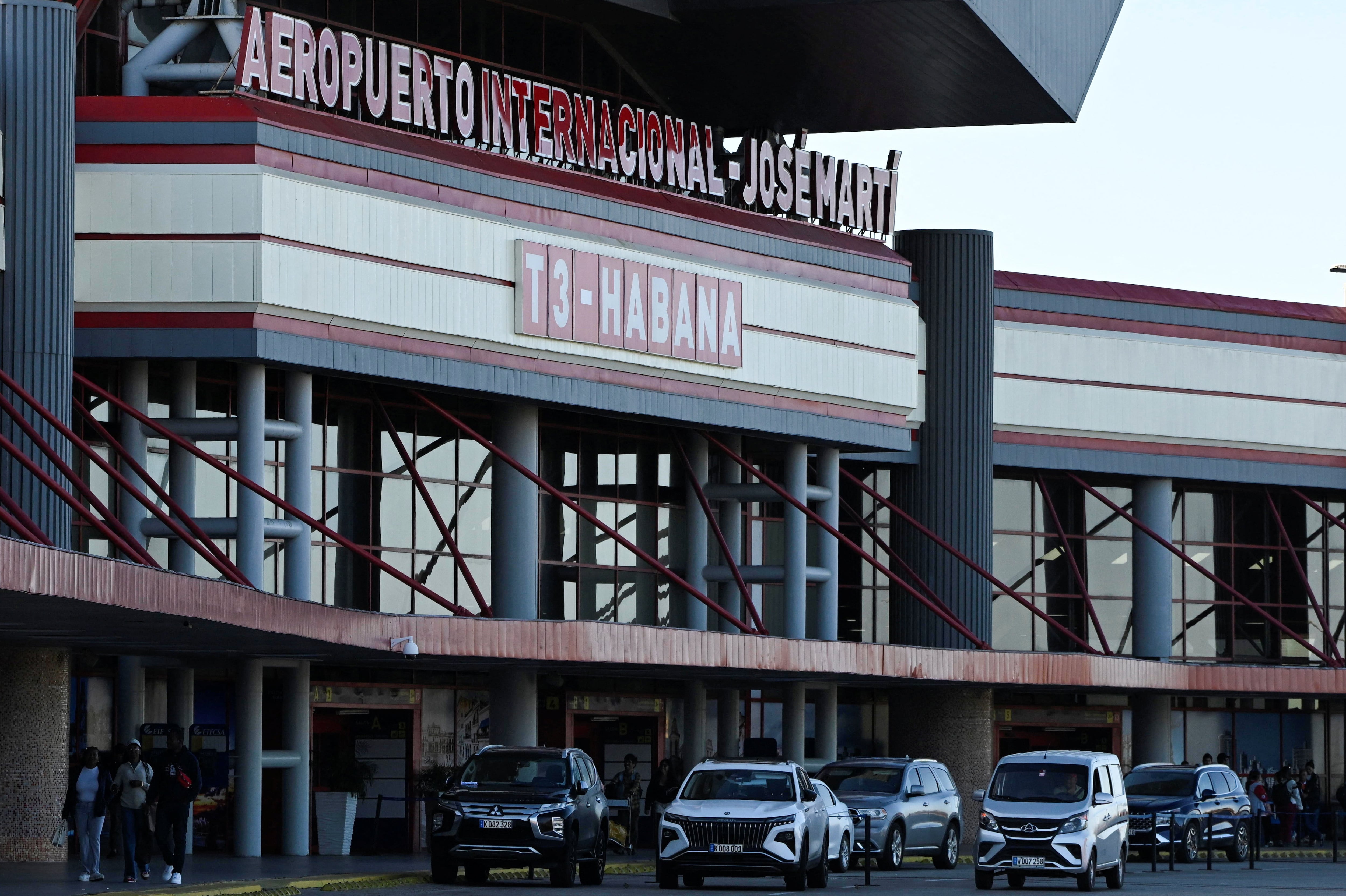 La situación en la isla se agudizó con la suspensión temporal de vuelos de las aerolíneas rusas Rossiya y Nordwind (REUTERS/Norlys Perez)