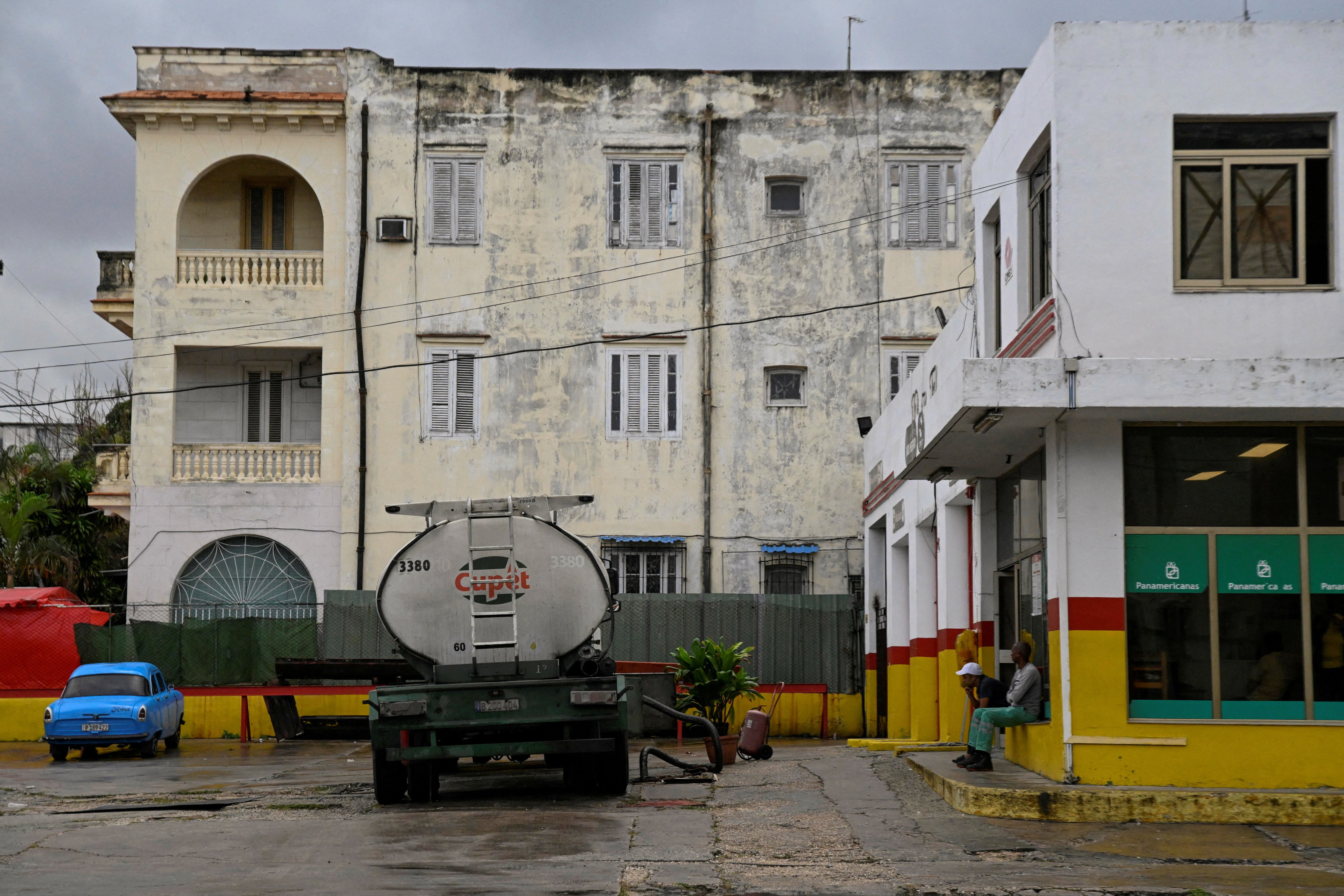 Personal de la petrolera estatal CUPET abastece una estación de servicio en La Habana (REUTERS/Norlys Perez/Archivo)