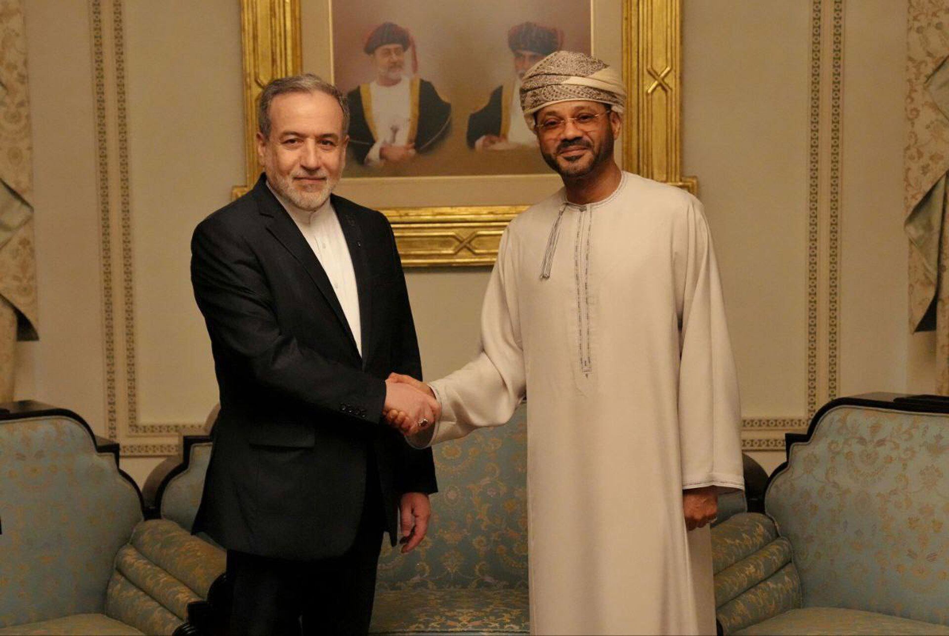 El ministro de Asuntos Exteriores iraní, Abbas Araqchi, se reúne con el ministro de Asuntos Exteriores omaní, Sayyid Badr Albusaidi, en Mascate, Omán, el 6 de febrero de 2026 (Europa Press)