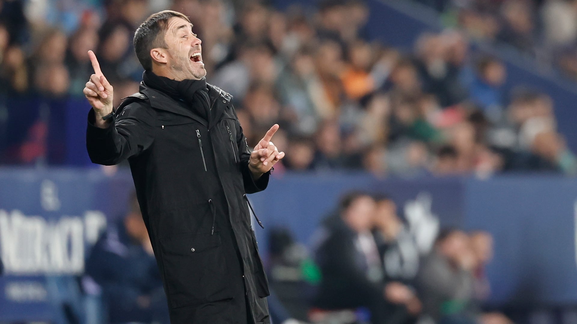 El Chacho junto a su representante tendrán una reunión mañana con la comisión directiva del Millonario (EFE/Ana Escobar) 