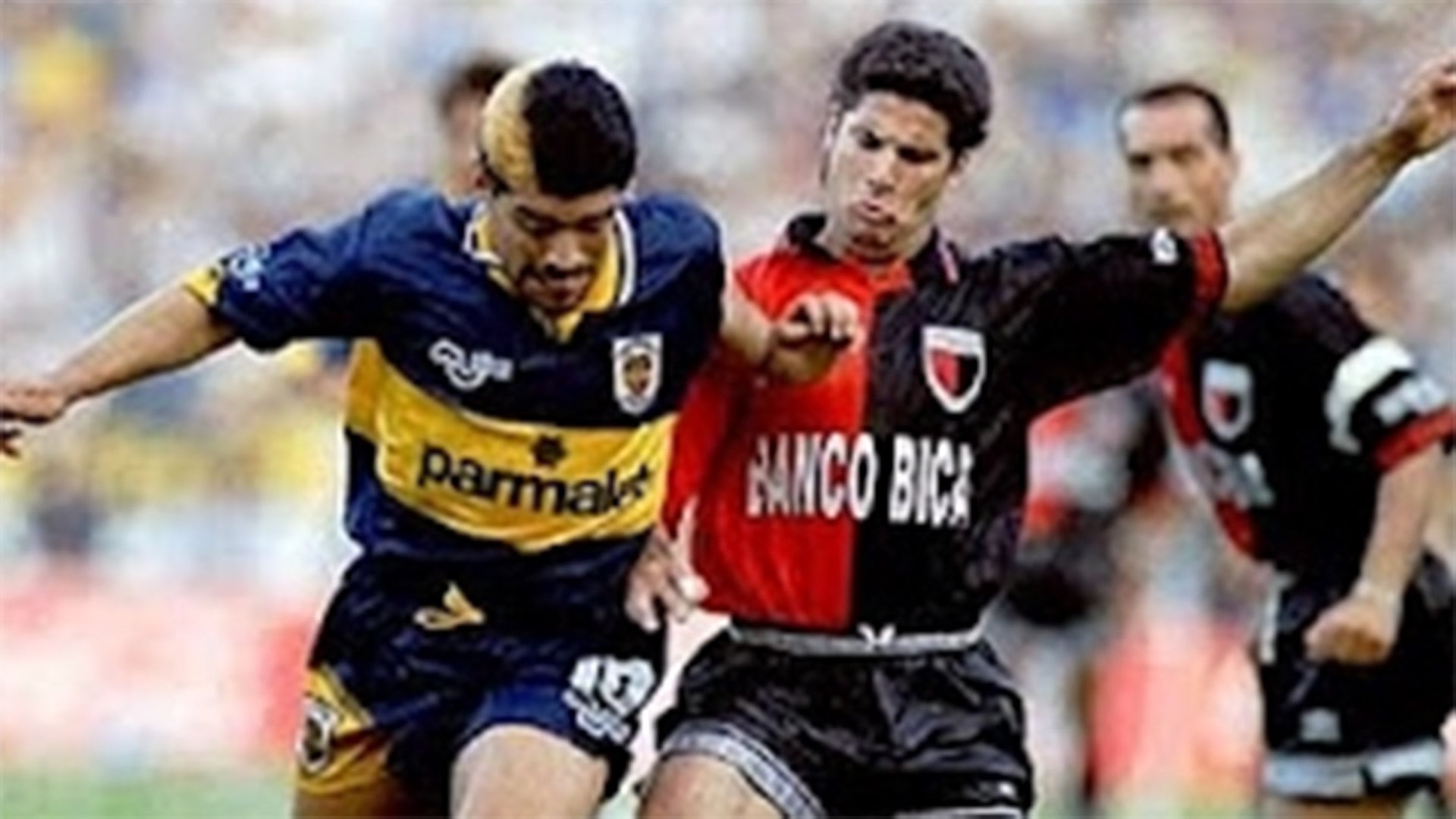 Saralegui persiguiendo a Diego. El uruguayo se quedó con una de las camisetas que el Diez utilizó ese día