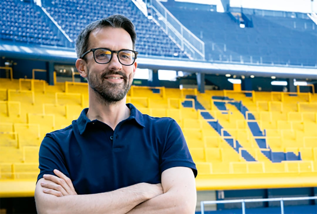 Luciano Fontenla con la emblemática popular que ocupa habitualmente La 12 de fondo