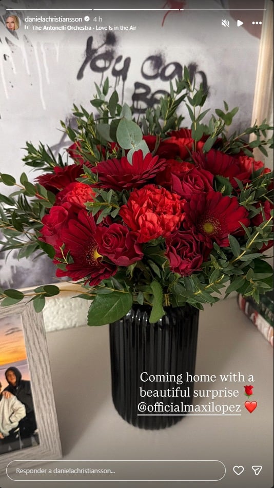 El futbolista Máxi López sorprendió a su pareja Daniela Christiansson con un hermoso ramo de flores rojas, enviado a distancia como un romántico detalle. (Instagram)
