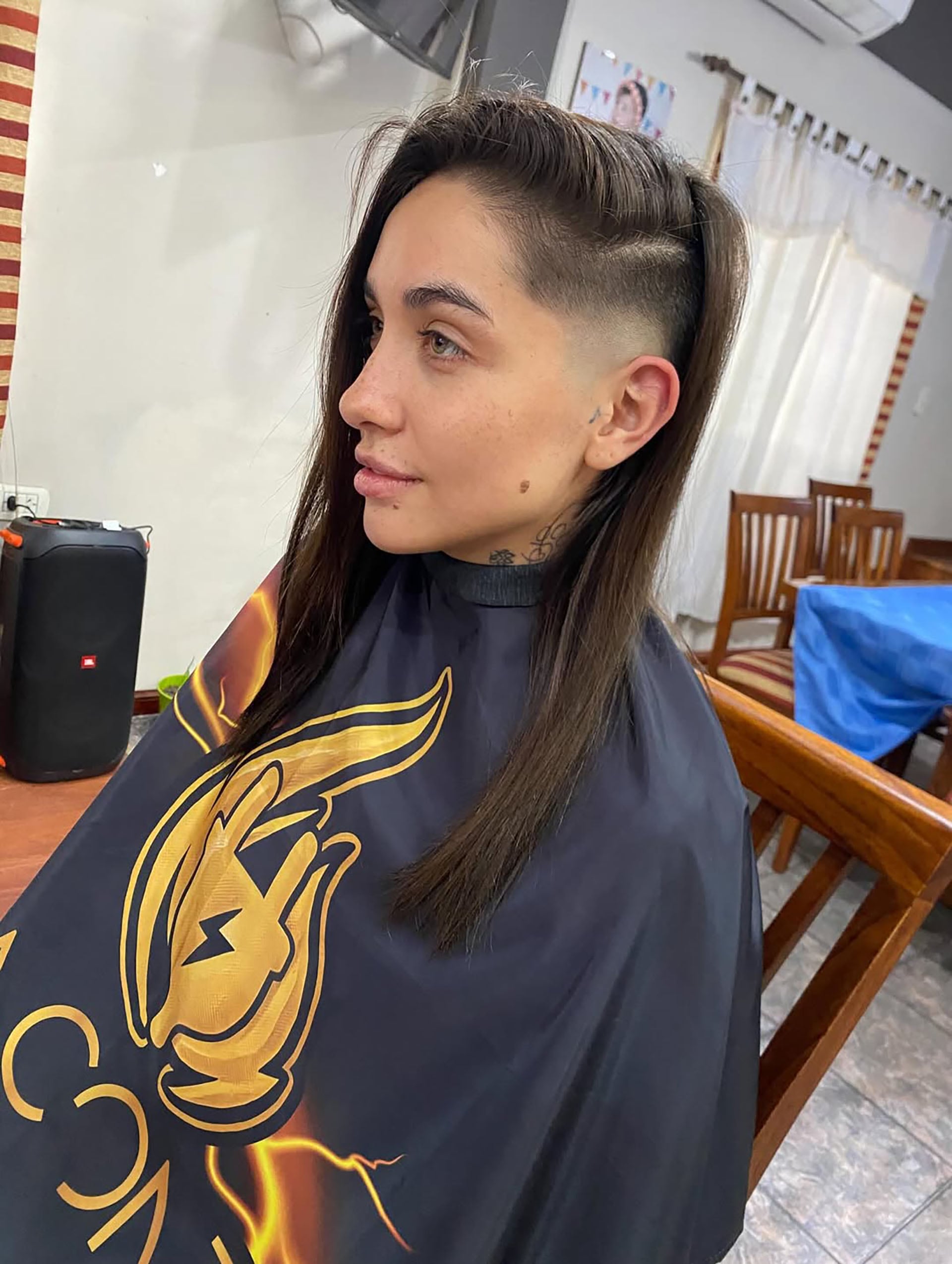 Maria Becerra exhibe un llamativo y moderno corte de cabello con rapado lateral, luciendo un estilo audaz 
