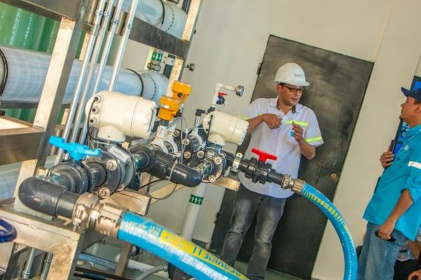 El Salvador impulsa la construcción de plantas desalinizadoras para abastecer de agua potable a comunidades costeras