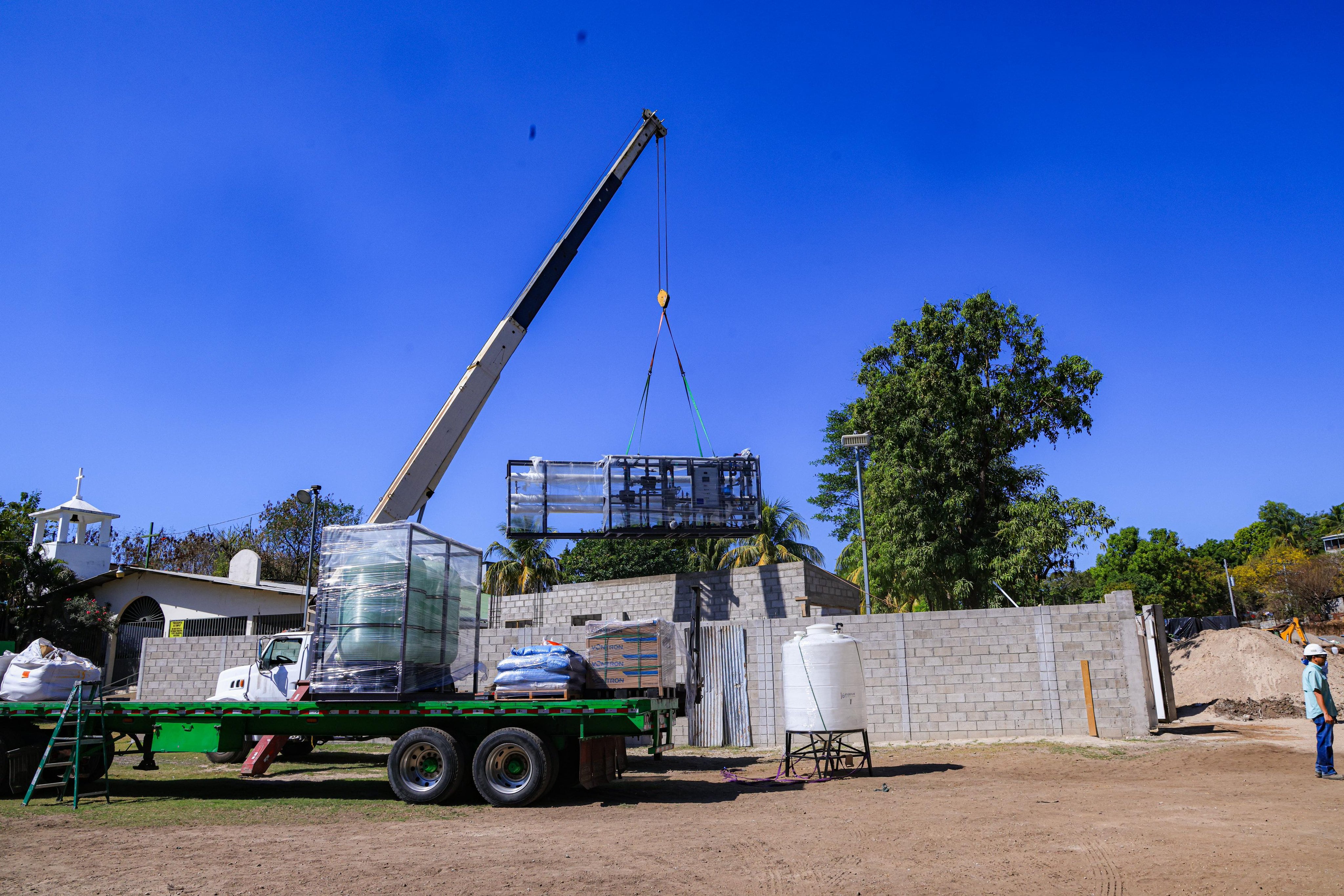 Trabajos de instalación de la planta desalinizadora en playa El Majahual, La Libertad, es parte del plan para ampliar el acceso a agua potable en la zona costera. /(Redes de Anda)