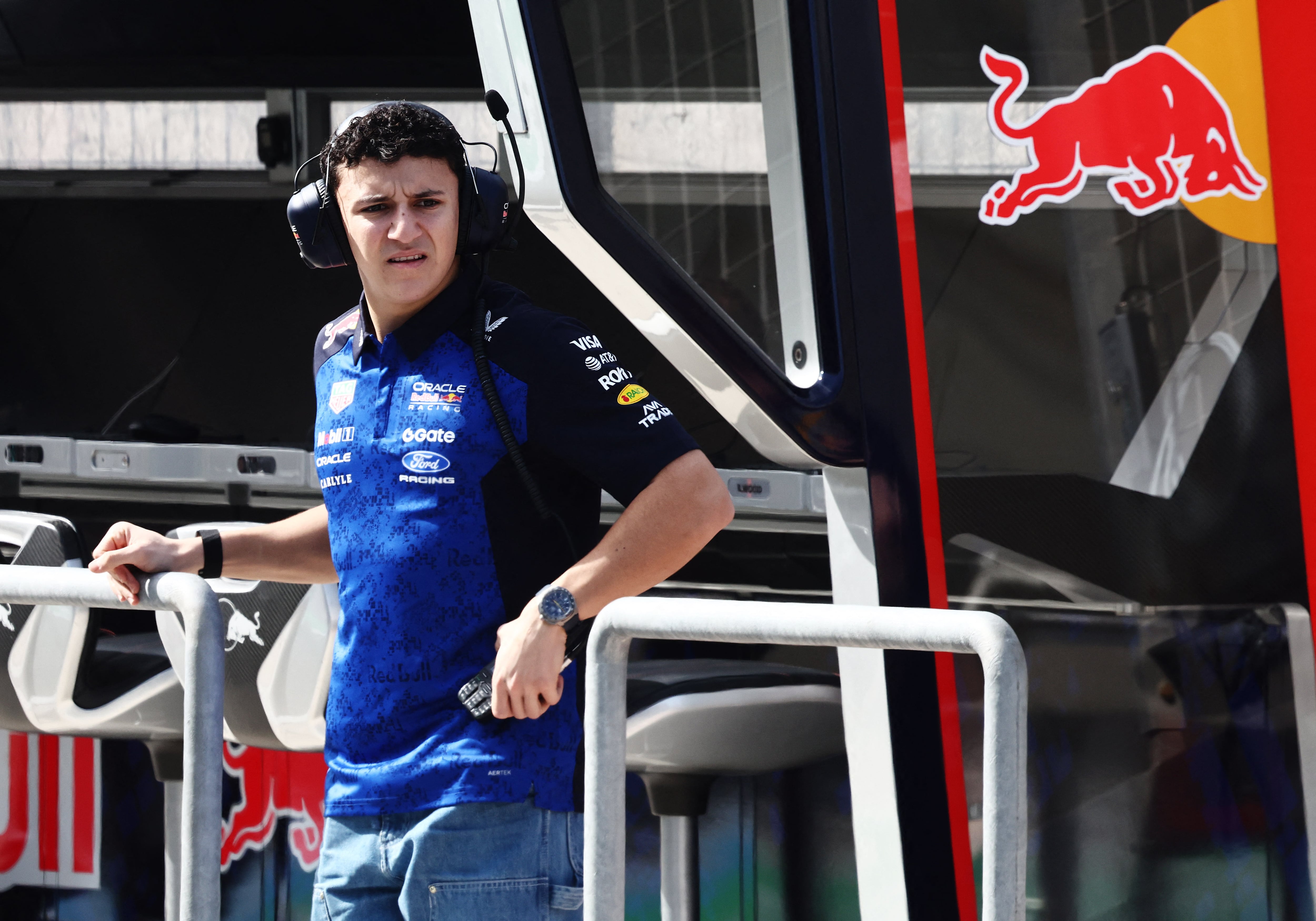 Isack Hadjar tardó en salir a pista por un problema en su Red Bull (REUTERS/Jakub Porzycki)