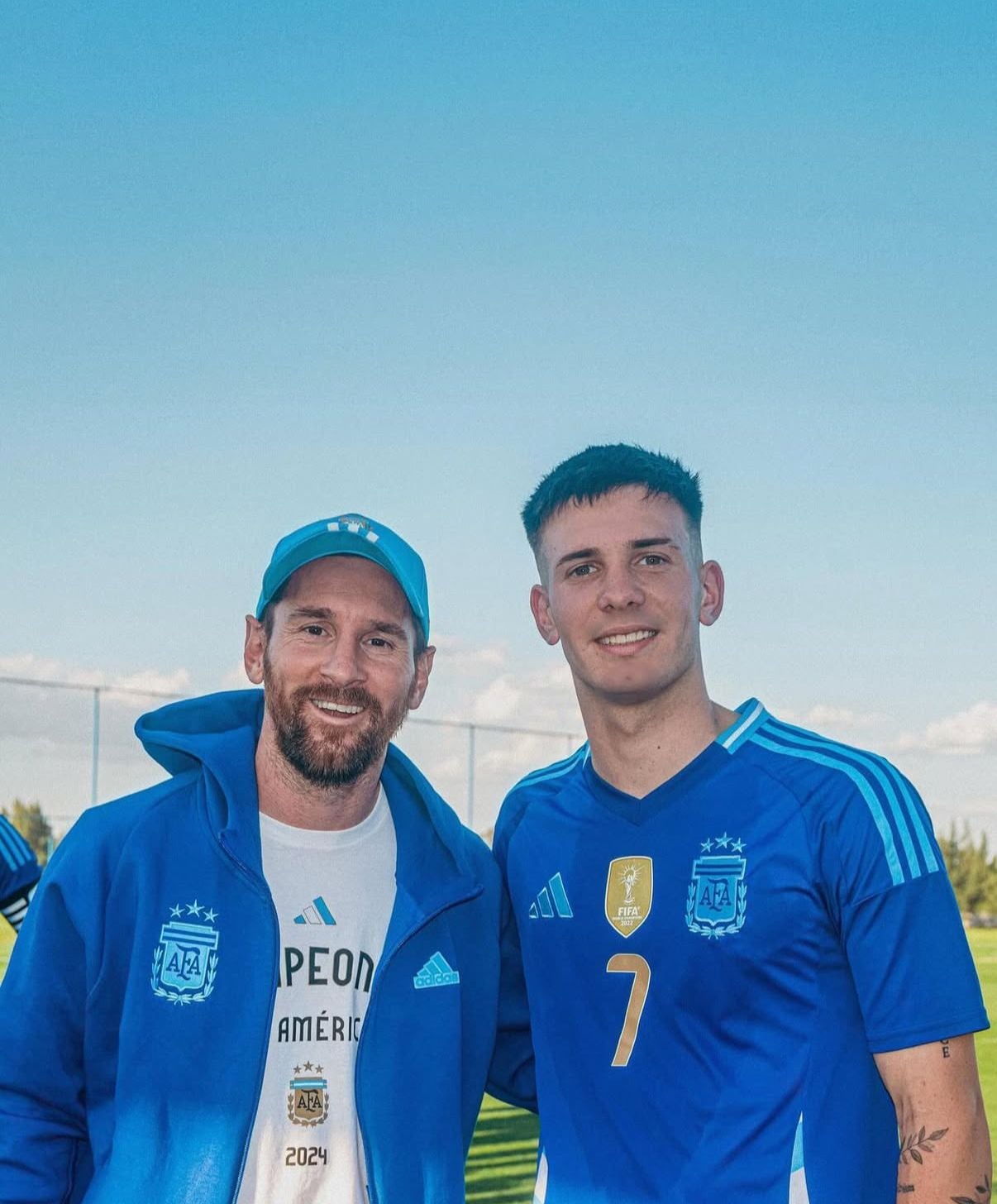 Franco Mastantuono viste la camiseta con el número de 10 que perteneció a Lionel Messi en la selección argentina