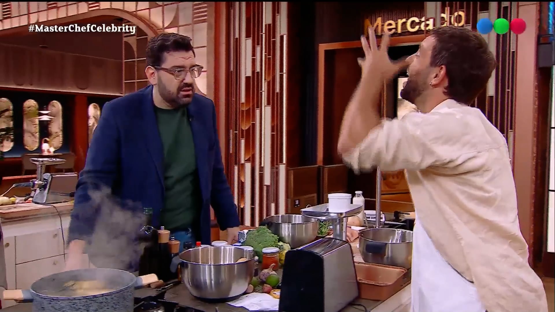 Damián Betular y Cachete Sierra protagonizan un tenso momento durante la competencia de Masterchef, en medio de la preparación de un plato con vapor saliendo de una olla.