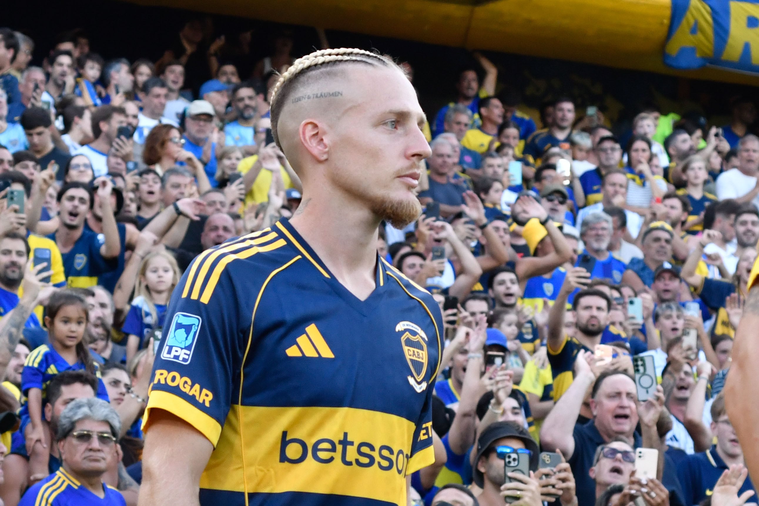 Santiago Ascacibar recibió varias ovaciones en su primer partido en la Bombonera 