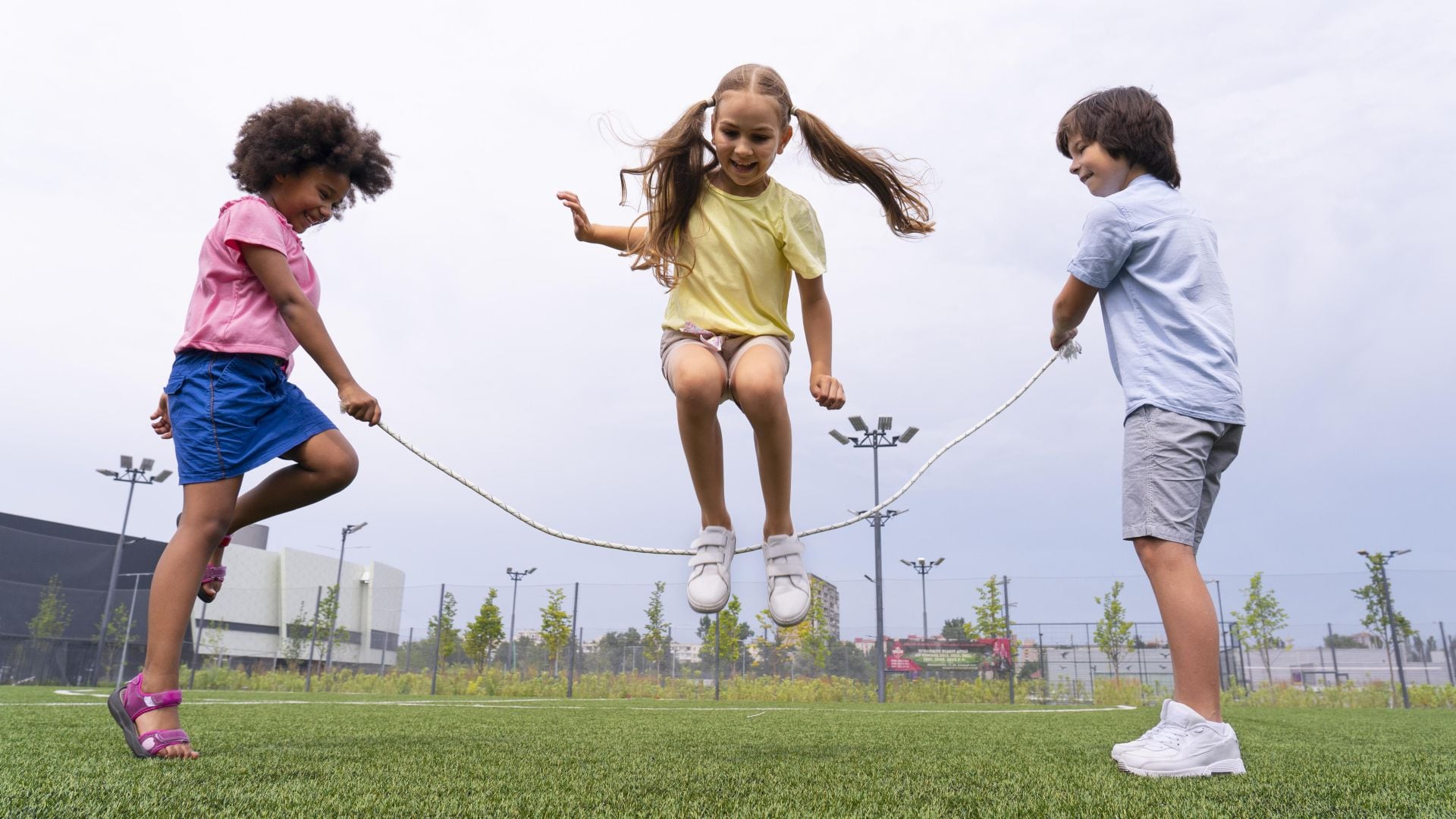 El juego en la infancia estimula la creatividad y la resolución de problemas según investigaciones recientes en neurociencia y psicología (Freepik)