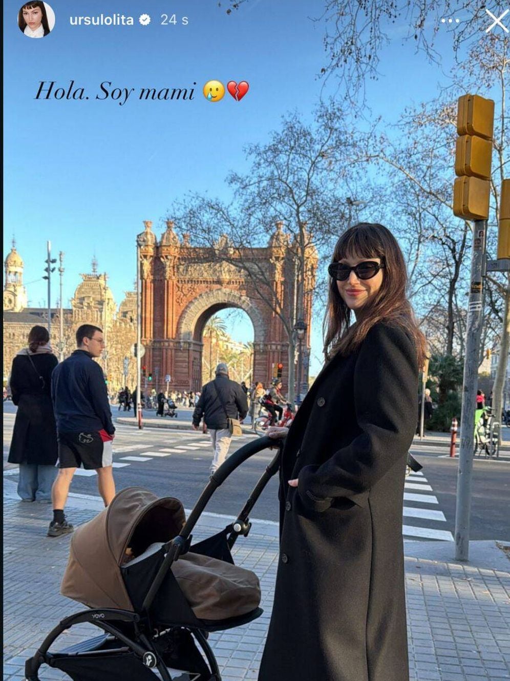 Úrsula Corberó con su hijo Sante de paseo por la ciudad de Barcelona