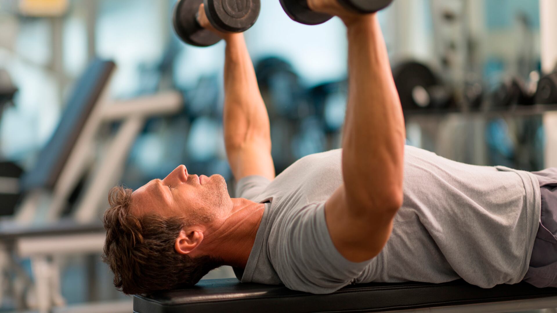 El press de pecho contribuye al fortalecimiento del pectoral y la estabilidad general del torso, siendo efectivo tanto con barra, mancuernas como en máquina guiada
(Imagen Ilustrativa Infobae)