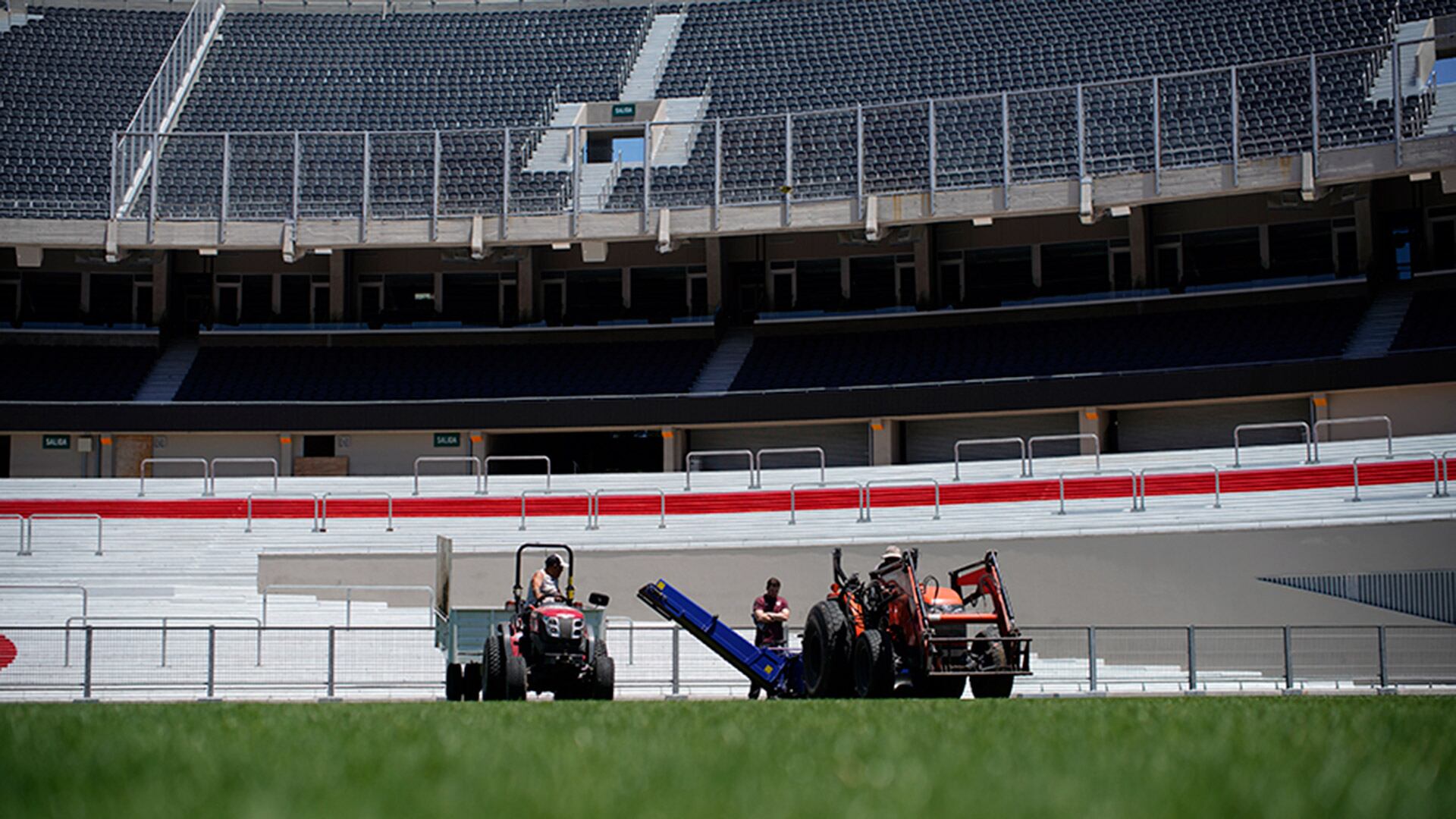 River Plate, durante el proceso de ampliación del Monumental, renovó por completo su campo de juego por uno híbrido. 