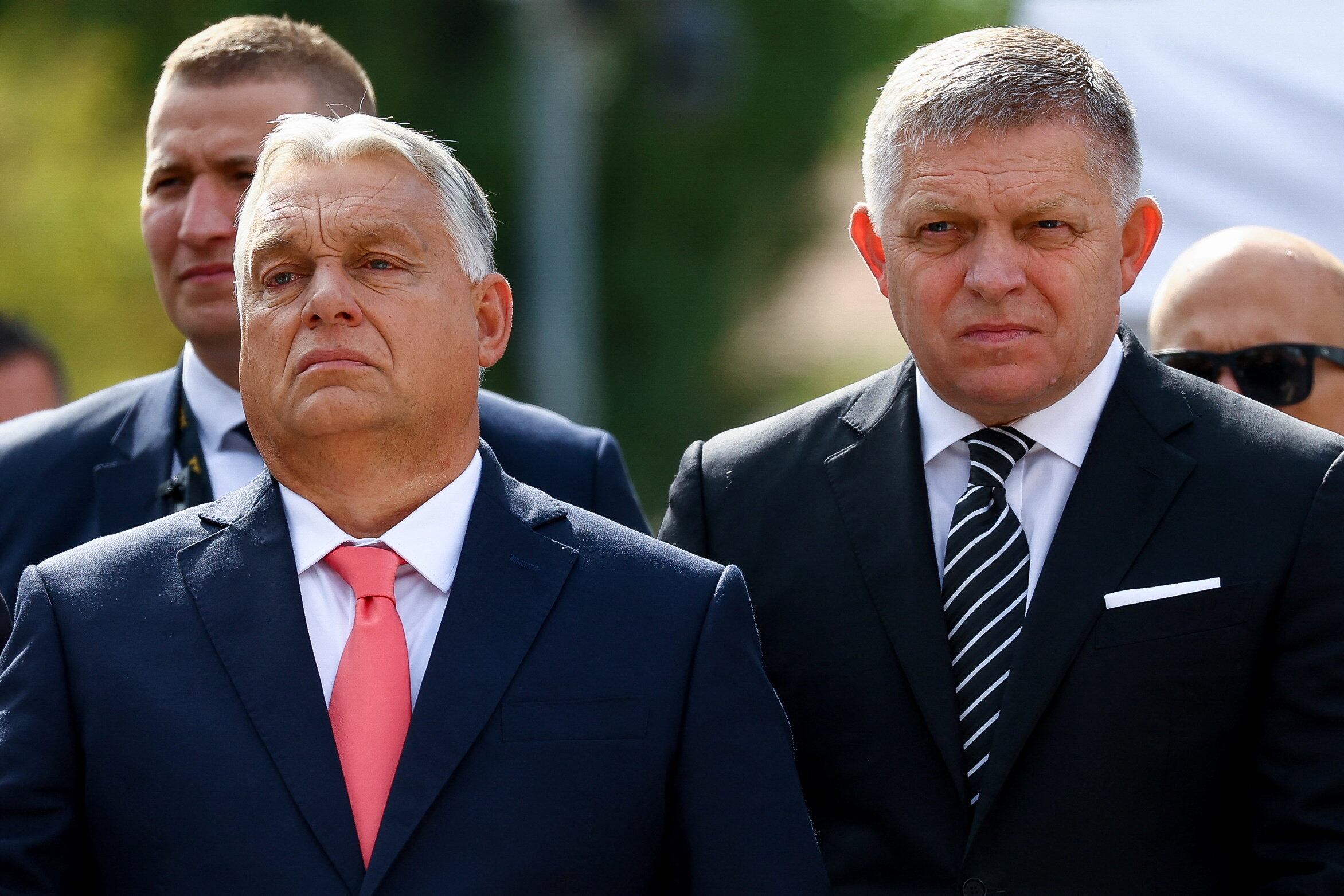 El primer ministro húngaro, Viktor Orban, y el primer ministro eslovaco, Robert Fico. REUTERS/Bernadett Szabo