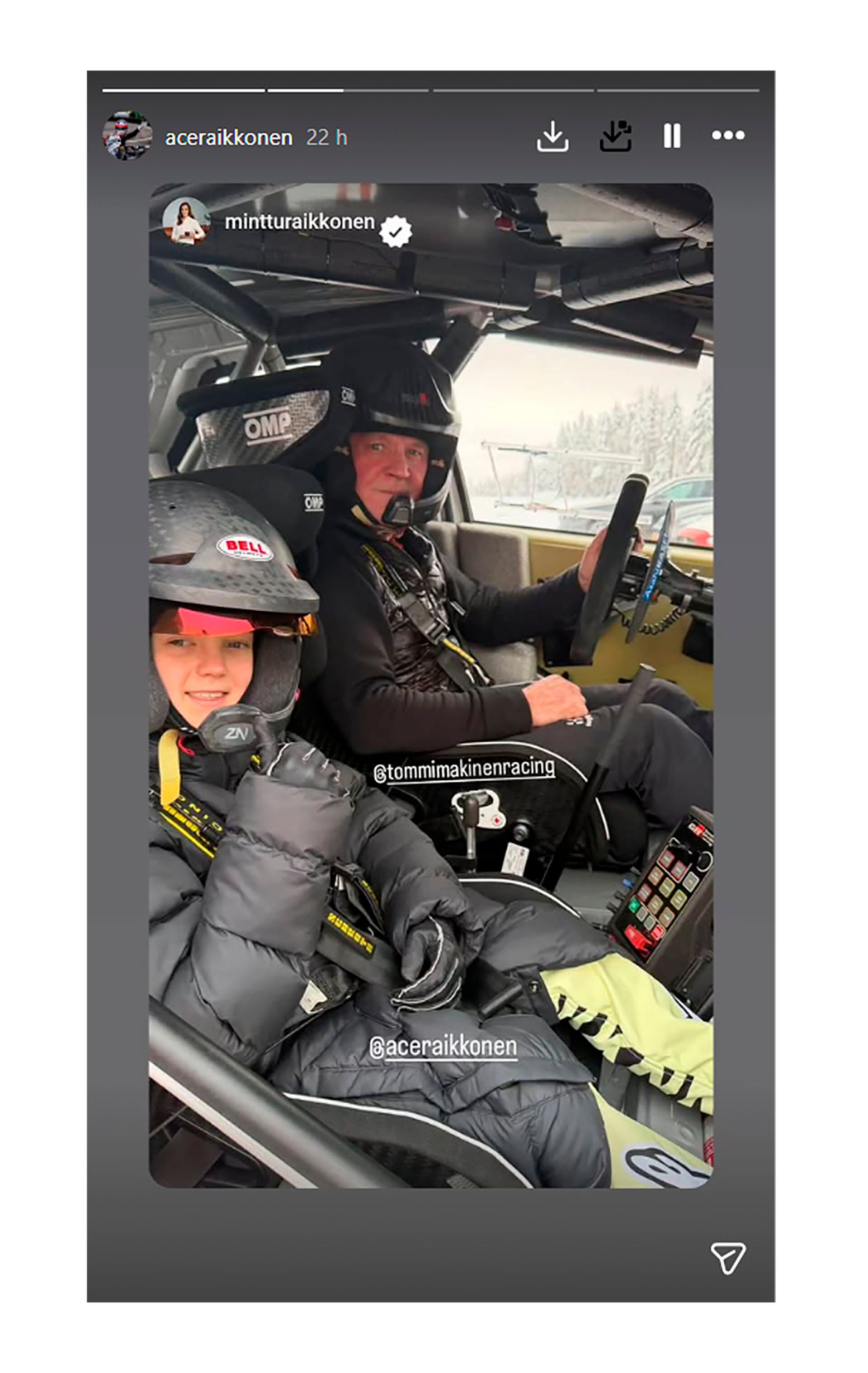Robin Raikkonen, hijo del campeón de F1 Kimi Raikkonen, sonríe en el asiento del copiloto mientras Tommi Makinen conduce