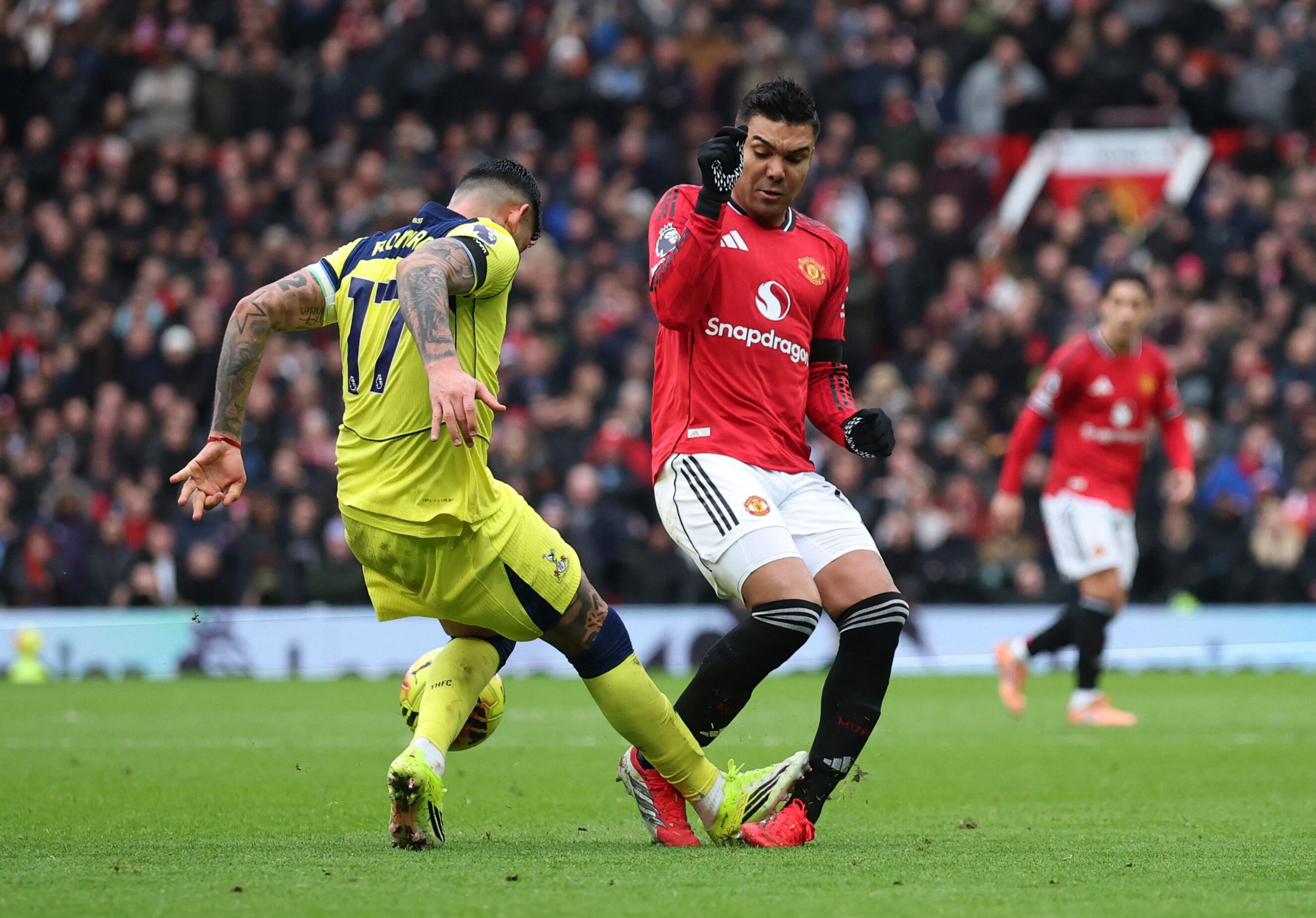 El momento exacto del planchazo de Romero a Casemiro en Old Trafford (REUTERS/Phil Noble)
