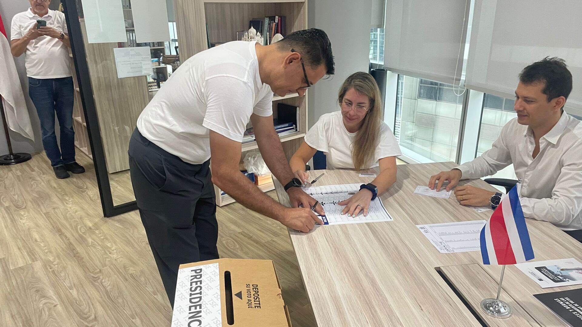 Un votante costarricense se sumó a la elección de su país desde Asia (Créditos: TSE de Costa Rica en X)