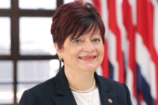 Elecciones en Costa Rica: comenzó la jornada electoral a nivel mundial y se debate el futuro del empleo y la corrupción