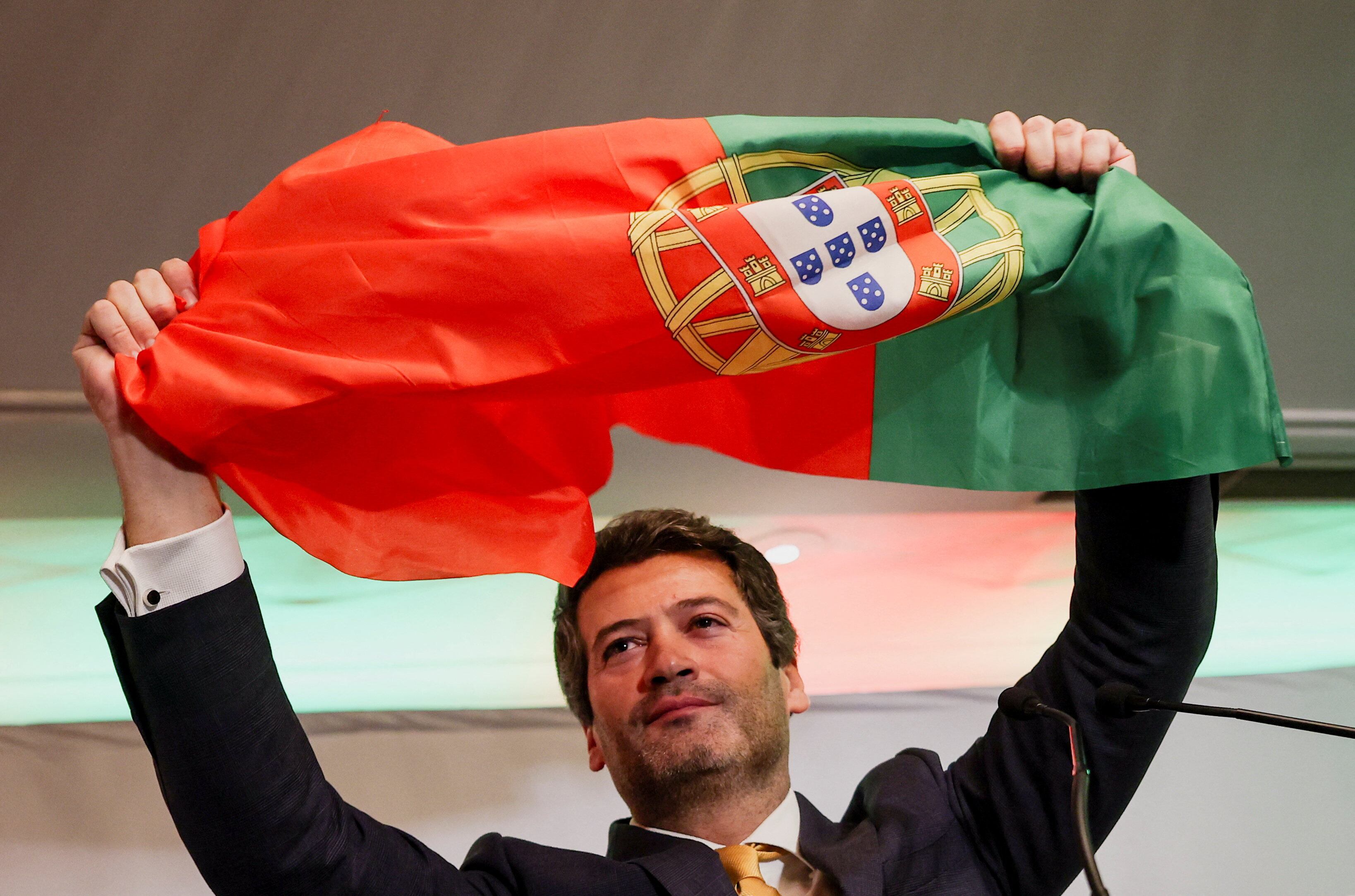 El candidato presidencial portugués y líder del partido Chega, André Ventura, sostiene una bandera portuguesa, el 18 de enero de 2026 (REUTERS/Pedro Nunes)