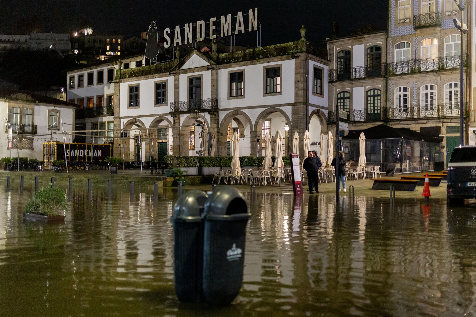 Un bombero murió en medio del temporal que sacude Portugal (Europa Press)