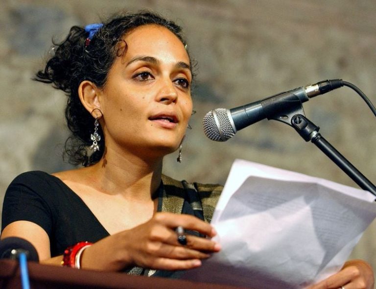 Ella fue la que enfureció, aterrorizó y moldeó a Arundhati Roy
