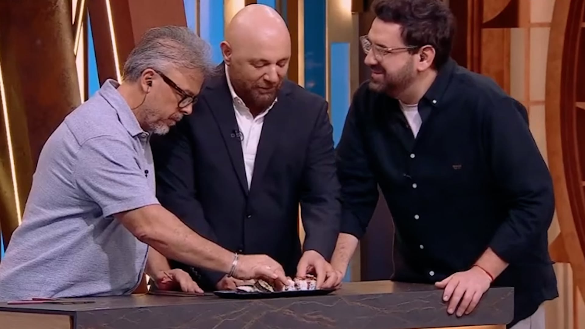 Los jurados al momento de probar la preparación