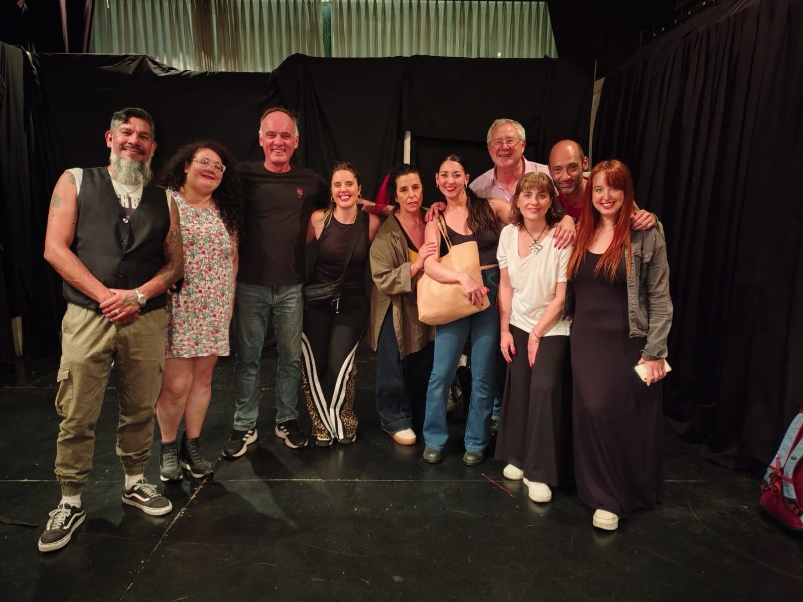 El elenco completo, quienes dan todo de sí mismos para llevar adelante la historia creada por Sirera (Gentileza de Gisella Sirera y Eliana Villanueva)