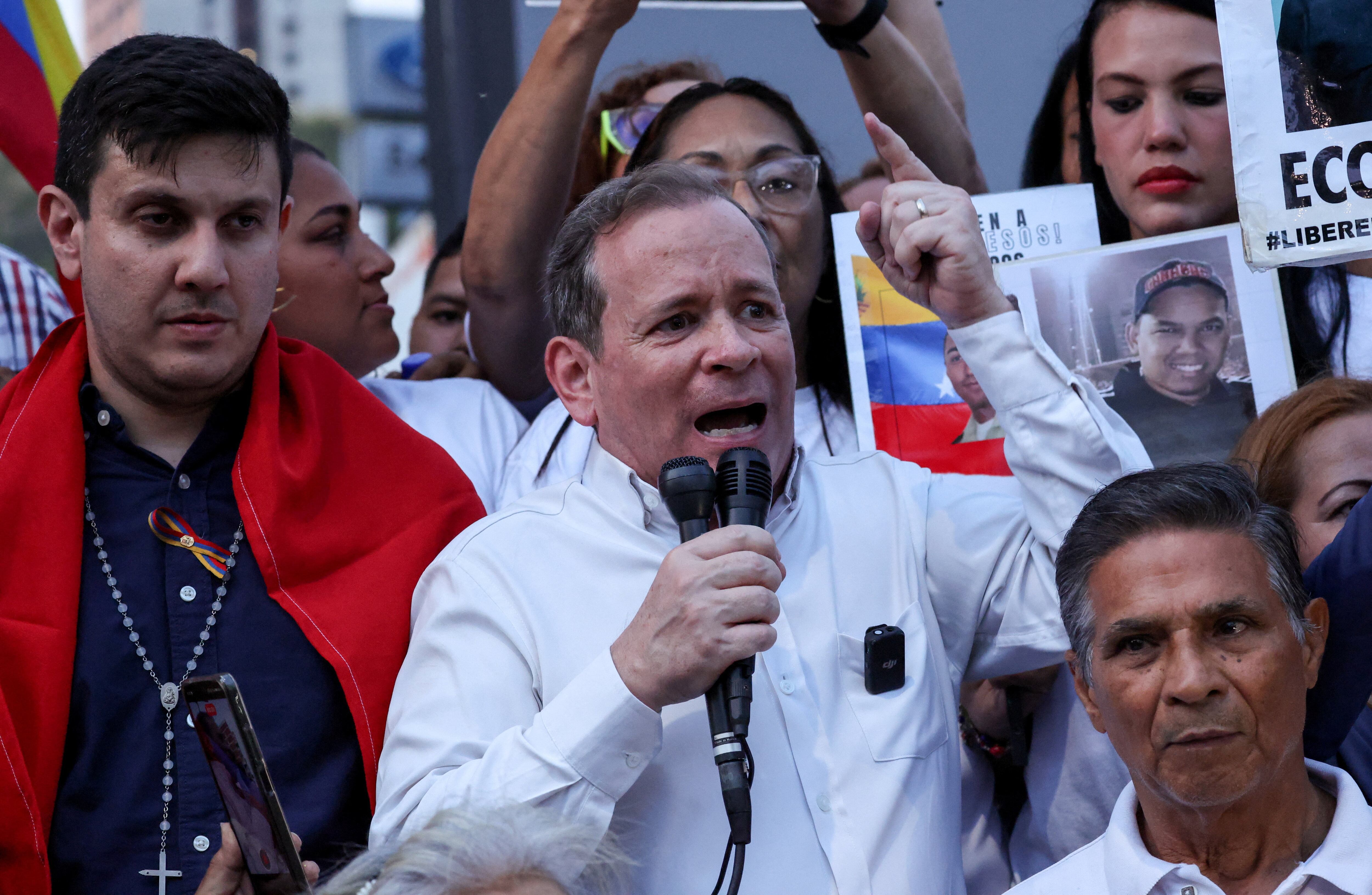 Tras ser excarcelados este domingo, Juan Pablo Guanipa y Jesús Armas se movilizaron en Caracas para exigir libertad en Venezuela (REUTERS/Leonardo Fernandez Viloria)