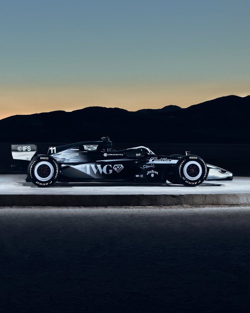 Del lado derecho el coche tiene una tonalidad negra (@Cadillac_F1)