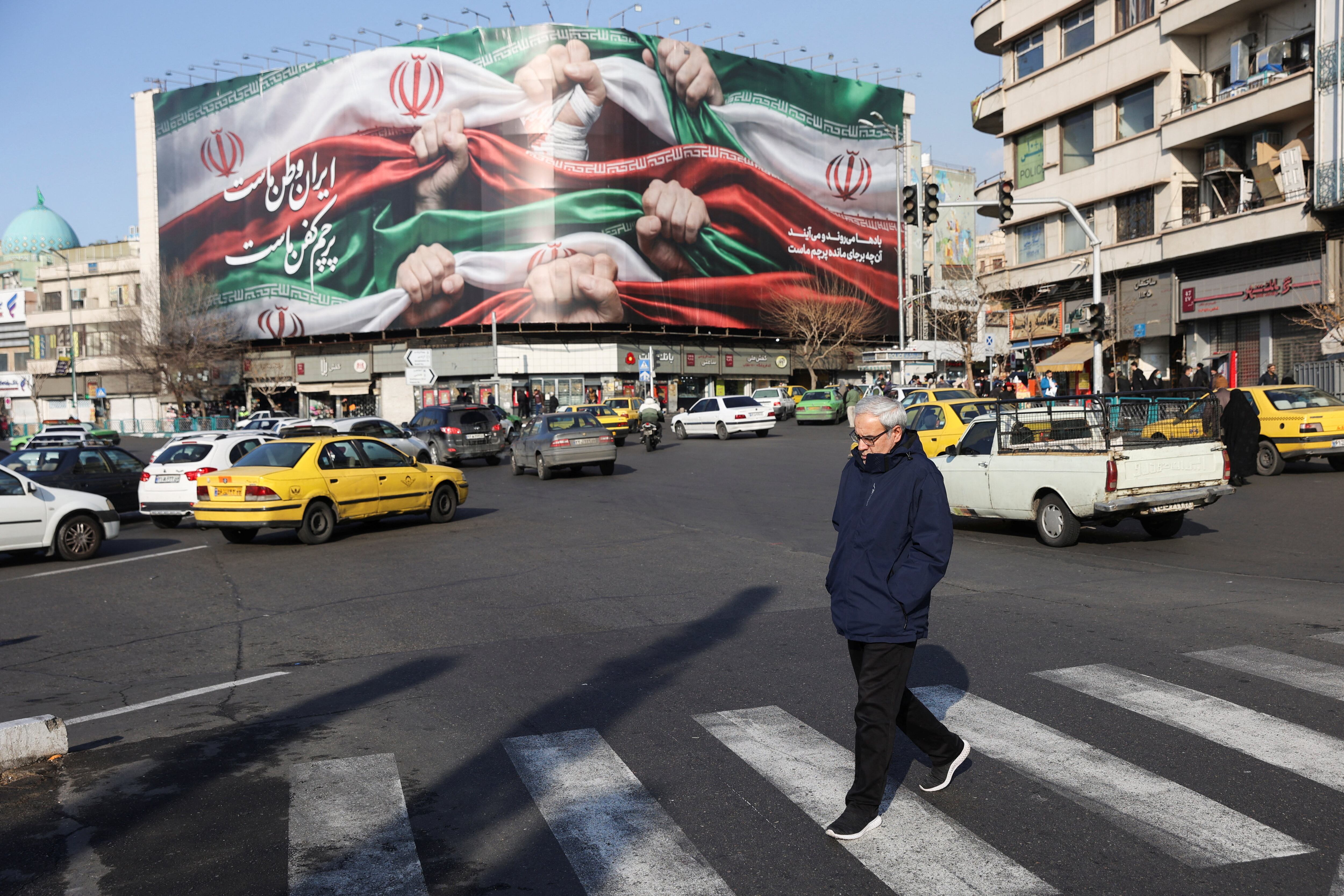 Un hombre camina por una calle de Teherán, Irán (REUTERS)