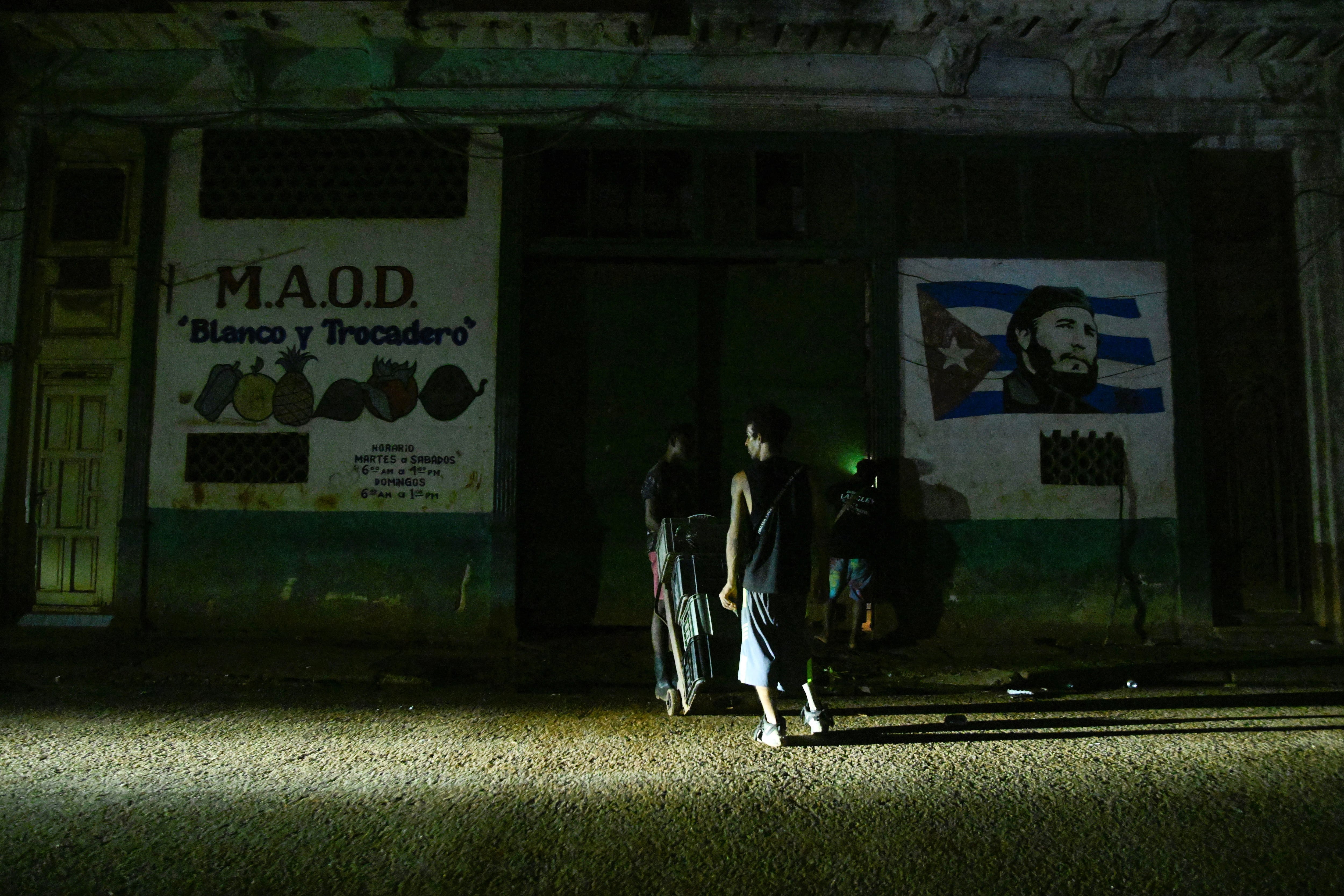 FOTO DE ARCHIVO: Varias personas se reúnen en la calle durante un colapso de la red eléctrica nacional, el cuarto en menos de un año, que provocó un apagón en todo el país, en La Habana, Cuba. 10 de septiembre de 2025
REUTERS/Norlys Perez/Archivo