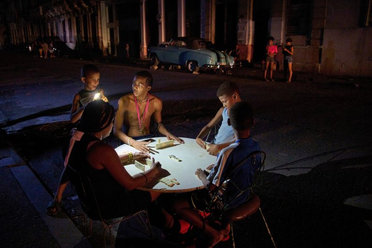 En medio de la grave crisis energética, los cubanos también sufrieron inundaciones en zonas bajas de La Habana