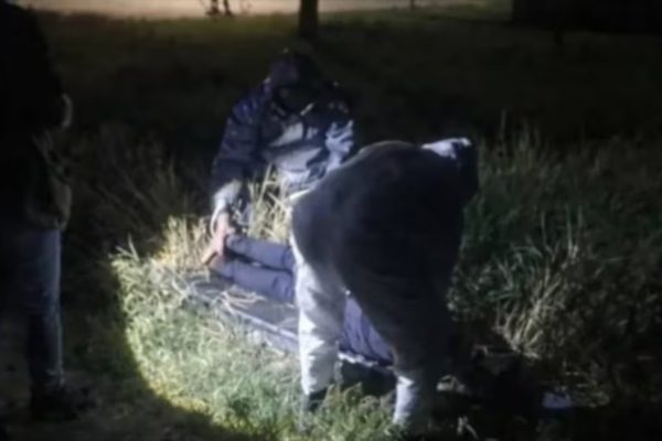 Encontraron el cadáver de un hombre a orillas del río Paraná en Misiones: estaba oculto entre piedras y tenía una soga en el cuello